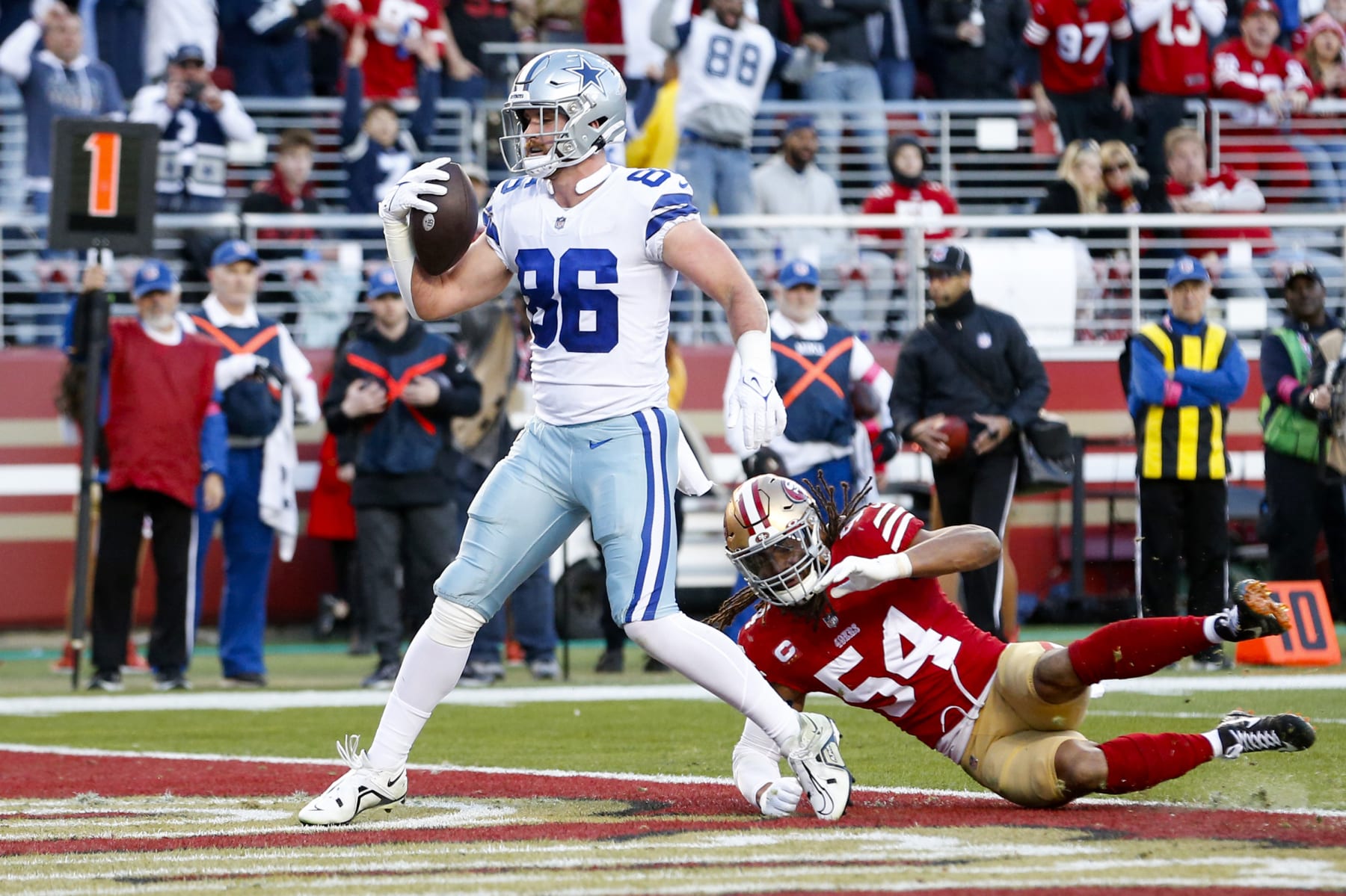 SANTA CLARA, CALIFORNIA - JANUARY 22: Dalton Schultz #86 of the Dallas Cowboys scores a touchdown against the San Francisco 49ers during the second quarter in the NFC Divisional Playoff game at Levi's Stadium on January 22, 2023 in Santa Clara, California. (Photo by Lachlan Cunningham/Getty Images)