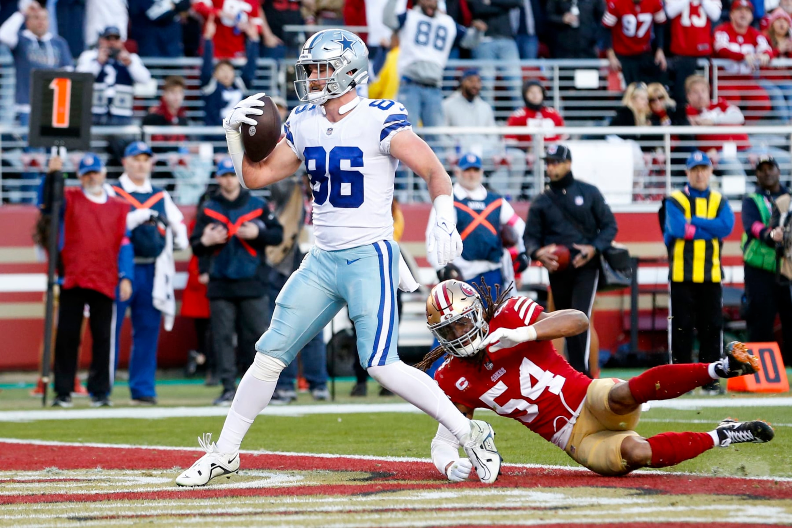 SANTA CLARA, CALIFORNIA - JANUARY 22: Dalton Schultz #86 of the Dallas Cowboys scores a touchdown against the San Francisco 49ers during the second quarter in the NFC Divisional Playoff game at Levi's Stadium on January 22, 2023 in Santa Clara, California. (Photo by Lachlan Cunningham/Getty Images)