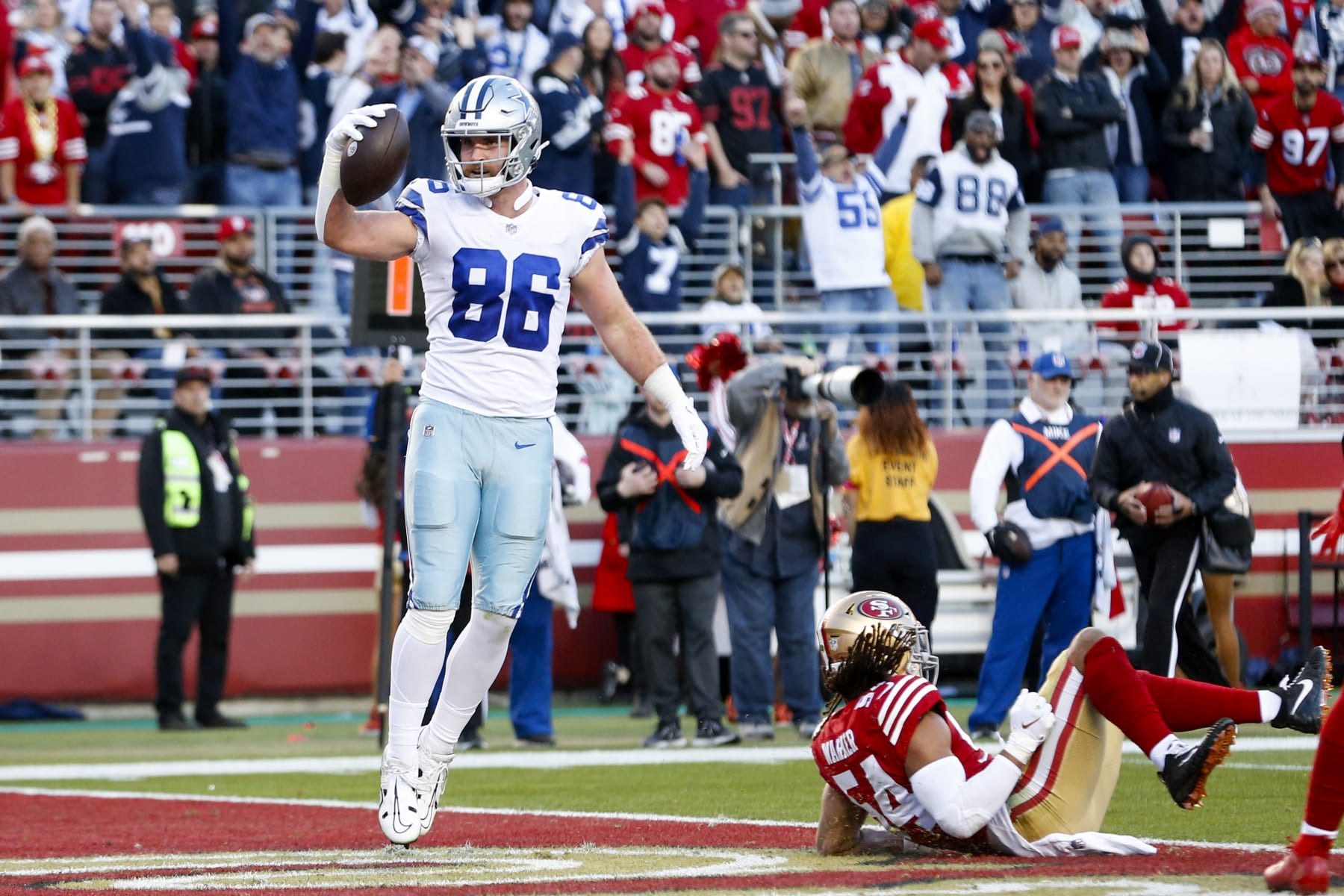 SANTA CLARA, CALIFORNIA - JANUARY 22: Dalton Schultz #86 of the Dallas Cowboys scores a touchdown against the San Francisco 49ers during the second quarter in the NFC Divisional Playoff game at Levi's Stadium on January 22, 2023 in Santa Clara, California. (Photo by Lachlan Cunningham/Getty Images)