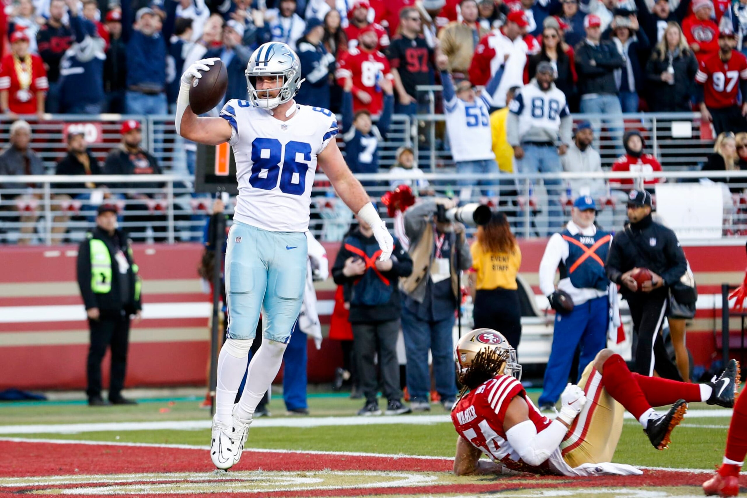 SANTA CLARA, CALIFORNIA - JANUARY 22: Dalton Schultz #86 of the Dallas Cowboys scores a touchdown against the San Francisco 49ers during the second quarter in the NFC Divisional Playoff game at Levi's Stadium on January 22, 2023 in Santa Clara, California. (Photo by Lachlan Cunningham/Getty Images)