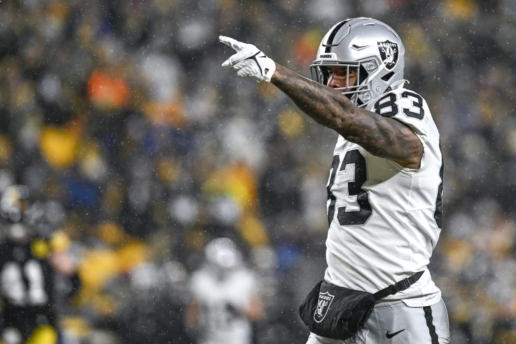 PITTSBURGH, PENNSYLVANIA - DECEMBER 24: Darren Waller #83 of the Las Vegas Raiders points forward after catching a pass and running for a first down against the Pittsburgh Steelers in the second quarter at Acrisure Stadium on December 24, 2022 in Pittsburgh, Pennsylvania. (Photo by Gaelen Morse/Getty Images)