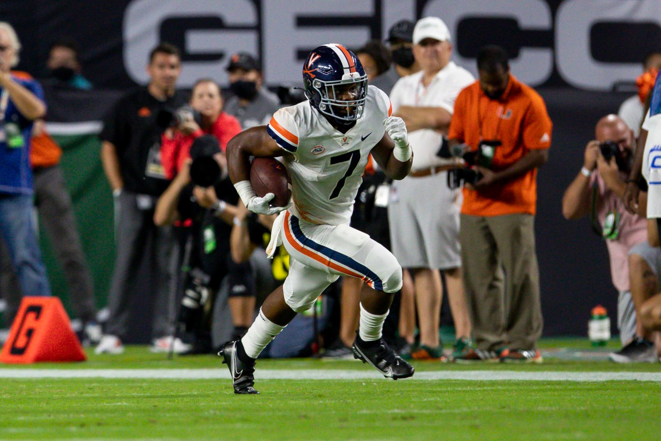 MIAMI GARDENS, FL - SEPTEMBER 30: Virginia Cavaliers running back Mike Hollins (7) runs with the ball during a college football game against the Miami Hurricanes on September 30, 2021 at Hard Rock Stadium in Miami Gardens, FL. (Photo by Brandon Sloter/Icon Sportswire via Getty Images) MIAMI GARDENS, FL - SEPTEMBER 30: Virginia Cavaliers running back Mike Hollins (7) runs with the ball during a college football game against the Miami Hurricanes on September 30, 2021 at Hard Rock Stadium in Miami Gardens, FL. (Photo by Brandon Sloter/Icon Sportswire via Getty Images)