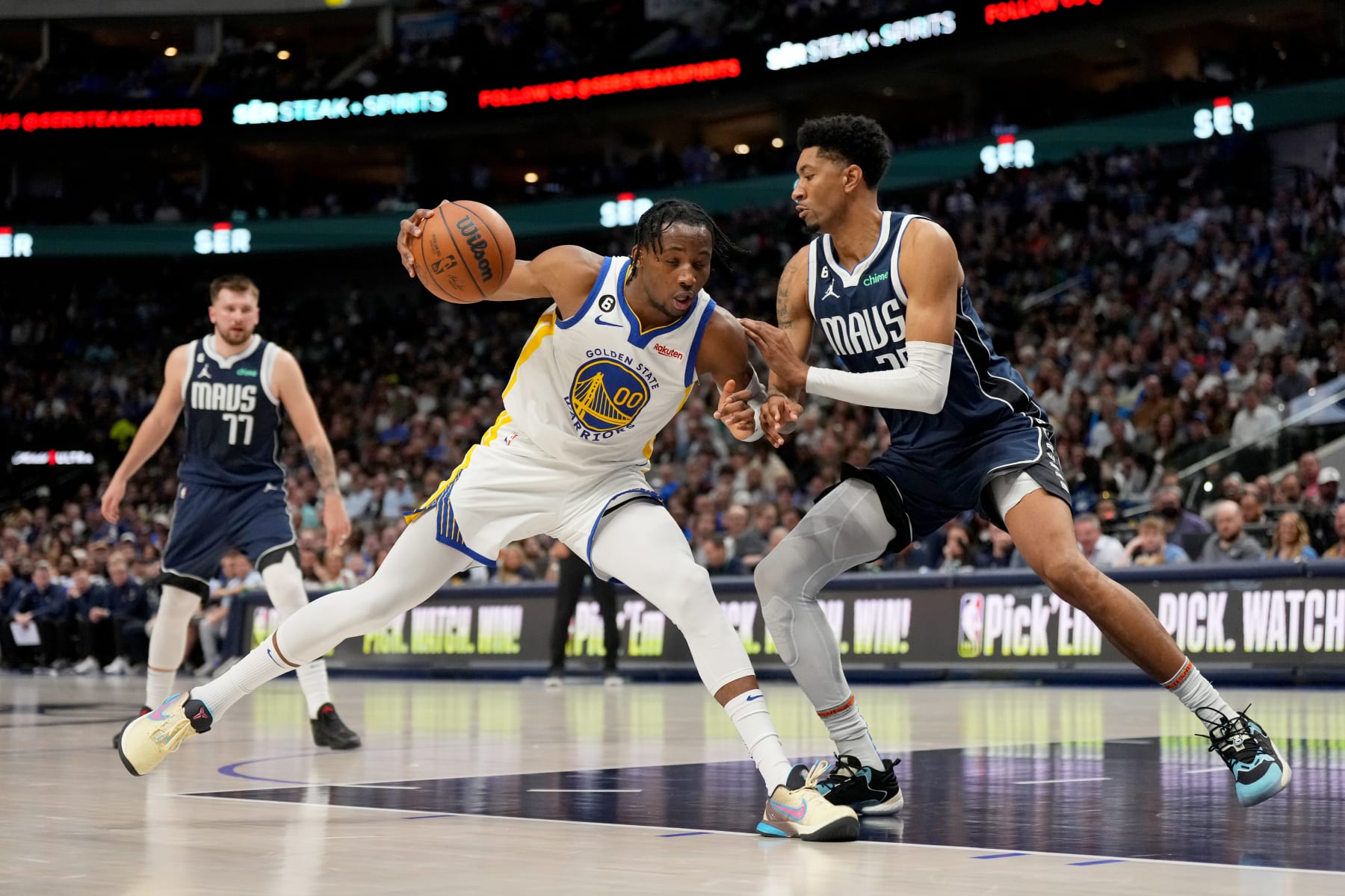 DALLAS, TX - MARCH 22:  Jonathan Kuminga #00 of the Golden State Warriors handles the ball against the Dallas Mavericks on March 22, 2023 at the American Airlines Center in Dallas, Texas. NOTE TO USER: User expressly acknowledges and agrees that, by downloading and or using this photograph, User is consenting to the terms and conditions of the Getty Images License Agreement. Mandatory Copyright Notice: Copyright 2023 NBAE (Photo by Cooper Neill/NBAE via Getty Images)