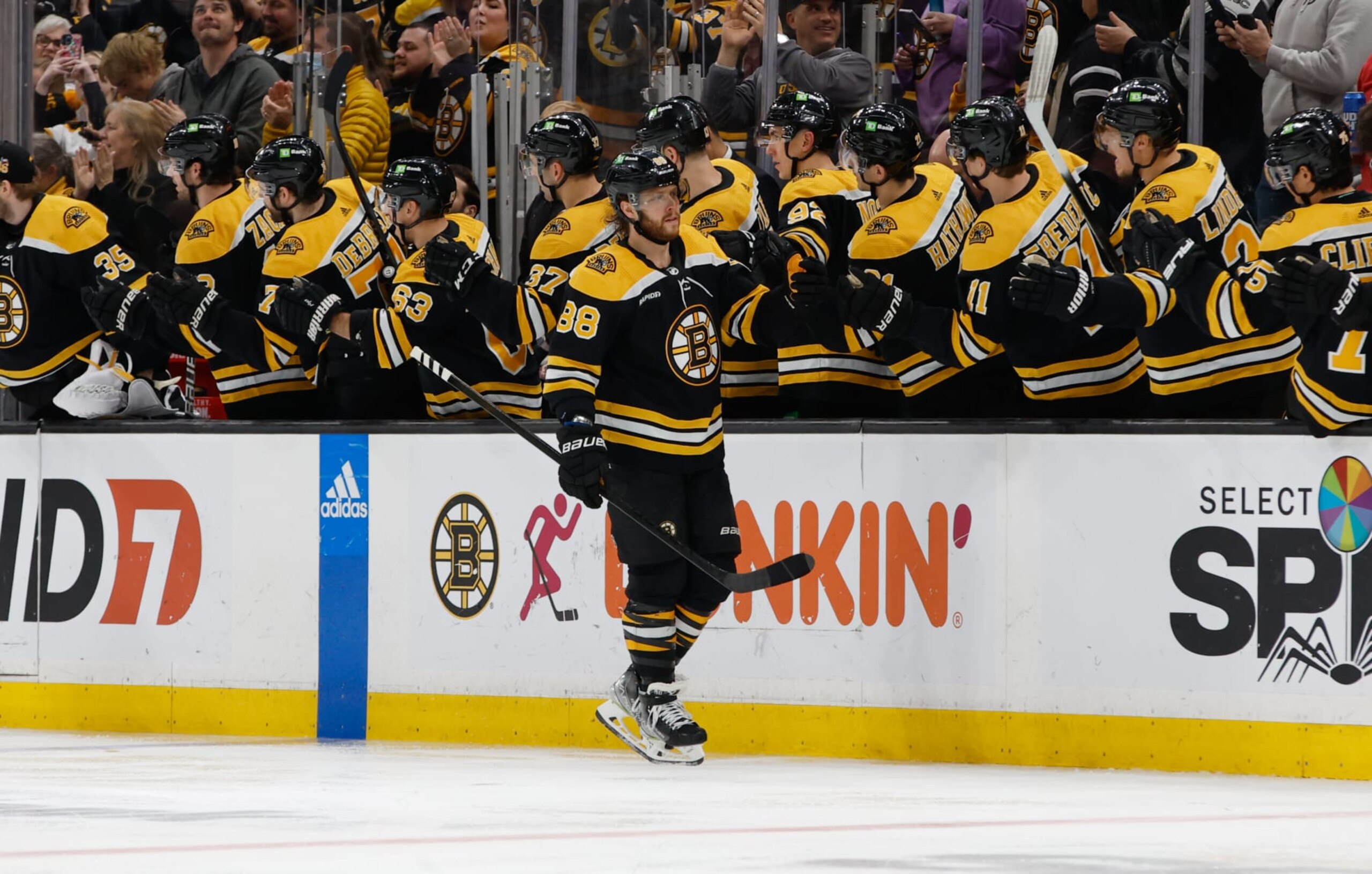 BOSTON, MA - MARCH 23: David Pastrnak #88 of the Boston Bruins celebrates his 49th goal of the year with his teammates during a game against the Montreal Canadiens during the second period at the TD Garden on March 23, 2023 in Boston, Massachusetts. The Bruins win 4-2. (Photo by Richard T Gagnon/Getty Images) BOSTON, MA - MARCH 23: David Pastrnak #88 of the Boston Bruins celebrates his 49th goal of the year with his teammates during a game against the Montreal Canadiens during the second period at the TD Garden on March 23, 2023 in Boston, Massachusetts. The Bruins win 4-2. (Photo by Richard T Gagnon/Getty Images)
