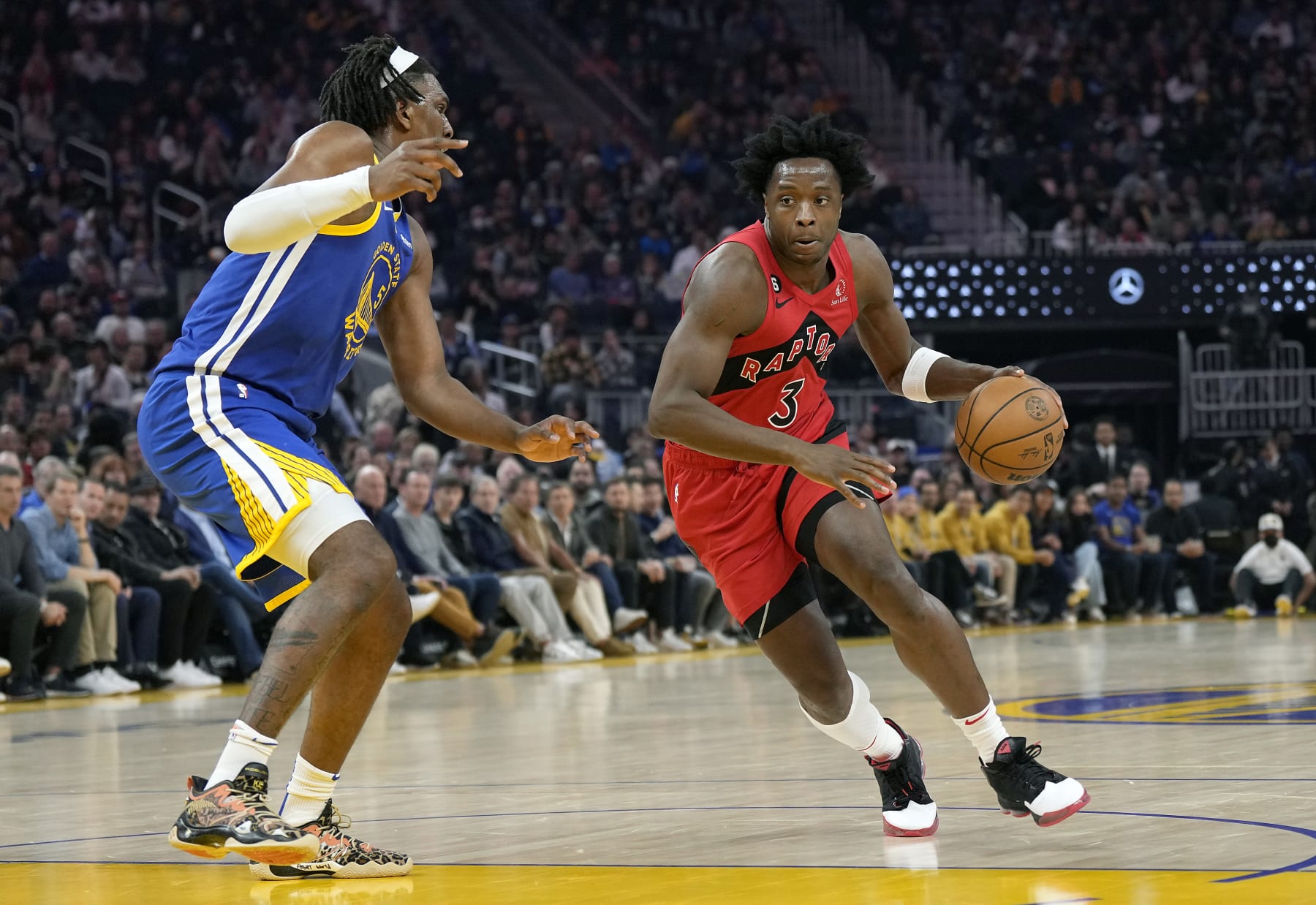 SAN FRANCISCO, CALIFORNIA - JANUARY 27: O.G. Anunoby #3 of the Toronto Raptors dribbling the ball drives towards the basket on Kevon Looney #5 of the Golden State Warriors during the first quarter of an NBA basketball game at Chase Center on January 27, 2023 in San Francisco, California. NOTE TO USER: User expressly acknowledges and agrees that, by downloading and or using this photograph, User is consenting to the terms and conditions of the Getty Images License Agreement. (Photo by Thearon W. Henderson/Getty Images)