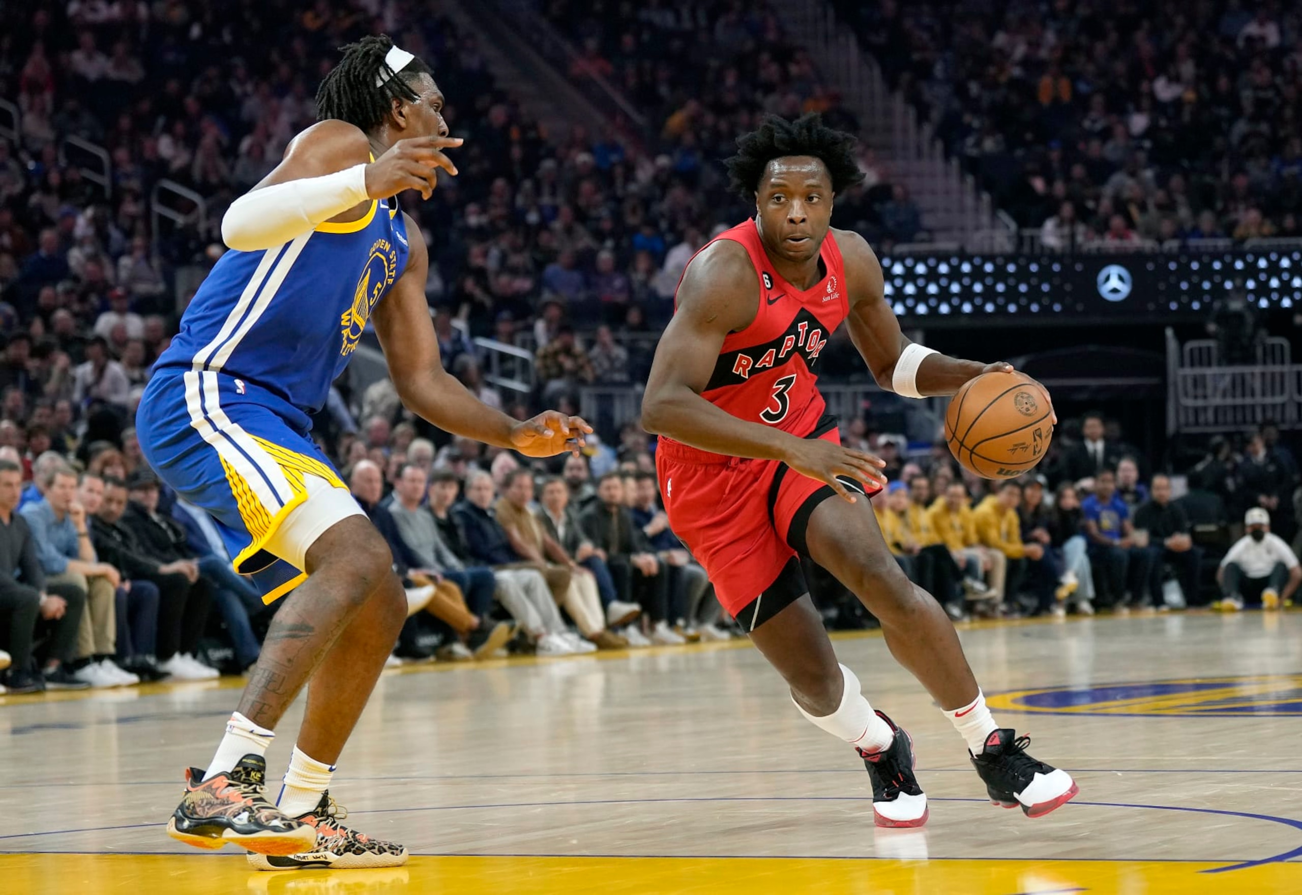 SAN FRANCISCO, CALIFORNIA - JANUARY 27: O.G. Anunoby #3 of the Toronto Raptors dribbling the ball drives towards the basket on Kevon Looney #5 of the Golden State Warriors during the first quarter of an NBA basketball game at Chase Center on January 27, 2023 in San Francisco, California. NOTE TO USER: User expressly acknowledges and agrees that, by downloading and or using this photograph, User is consenting to the terms and conditions of the Getty Images License Agreement. (Photo by Thearon W. Henderson/Getty Images)