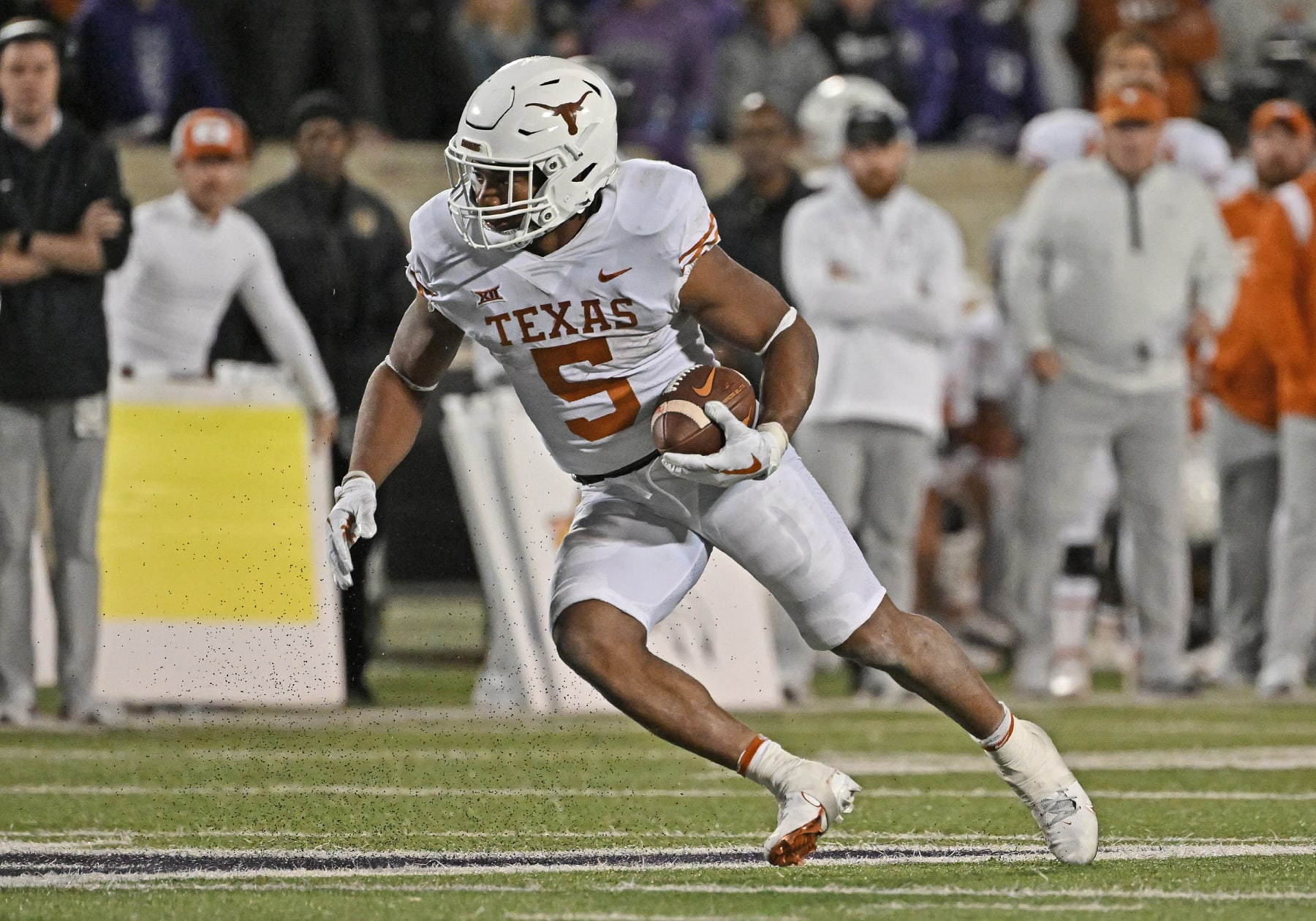 MANHATTAN, KS - NOVEMBER 05:  Running back Bijan Robinson #5 of the Texas Longhorns runs up filed with the ball against the Kansas State Wildcats during the second half at Bill Snyder Family Football Stadium on November 05, 2022 in Manhattan, Kansas. (Photo by Peter G. Aiken/Getty Images)