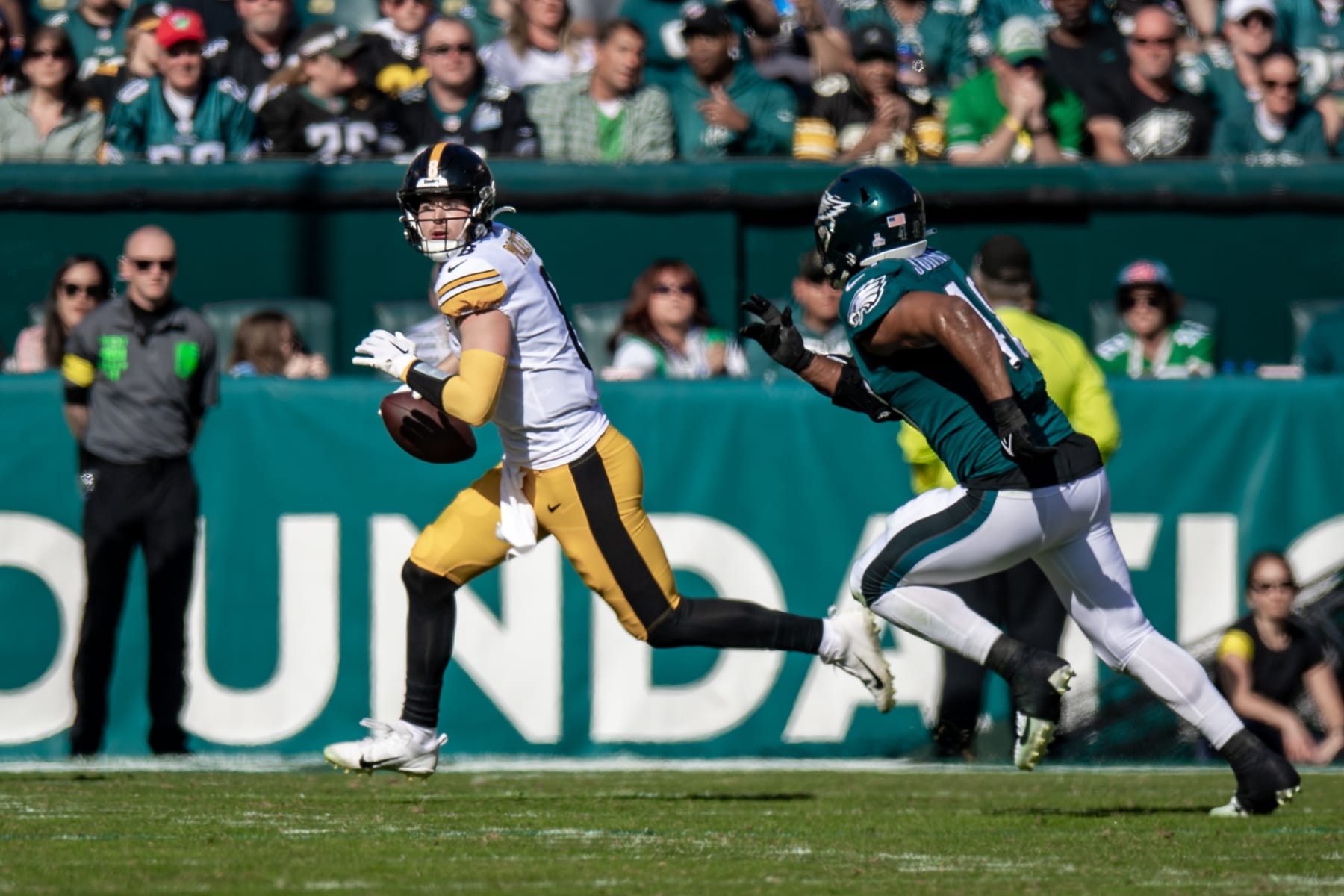 PHILADELPHIA, PA - OCTOBER 30: Pittsburgh Steelers quarterback Kenny Pickett (8) during the game between the Pittsburgh Steelers and Philadelphia Eagles on Sunday, October 30, 2022 at Lincoln Financial Field in Philadelphia, PA (Photo by John Jones/Icon Sportswire via Getty Images)
