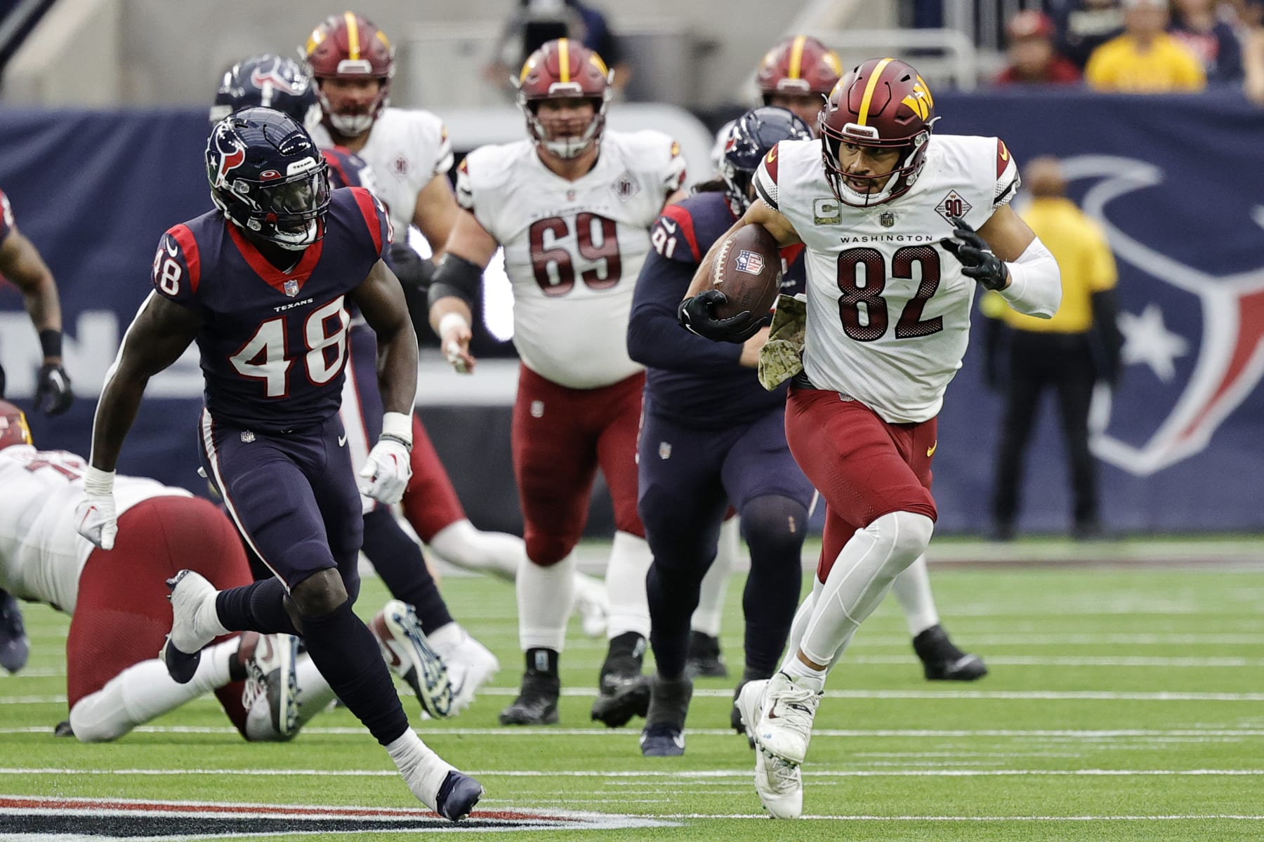 HOUSTON, TEXAS - NOVEMBER 20: Logan Thomas #82 of the Washington Commanders runs with the ball after a catch in the second quarter of a game against the Houston Texansat NRG Stadium on November 20, 2022 in Houston, Texas. (Photo by Bob Levey/Getty Images)