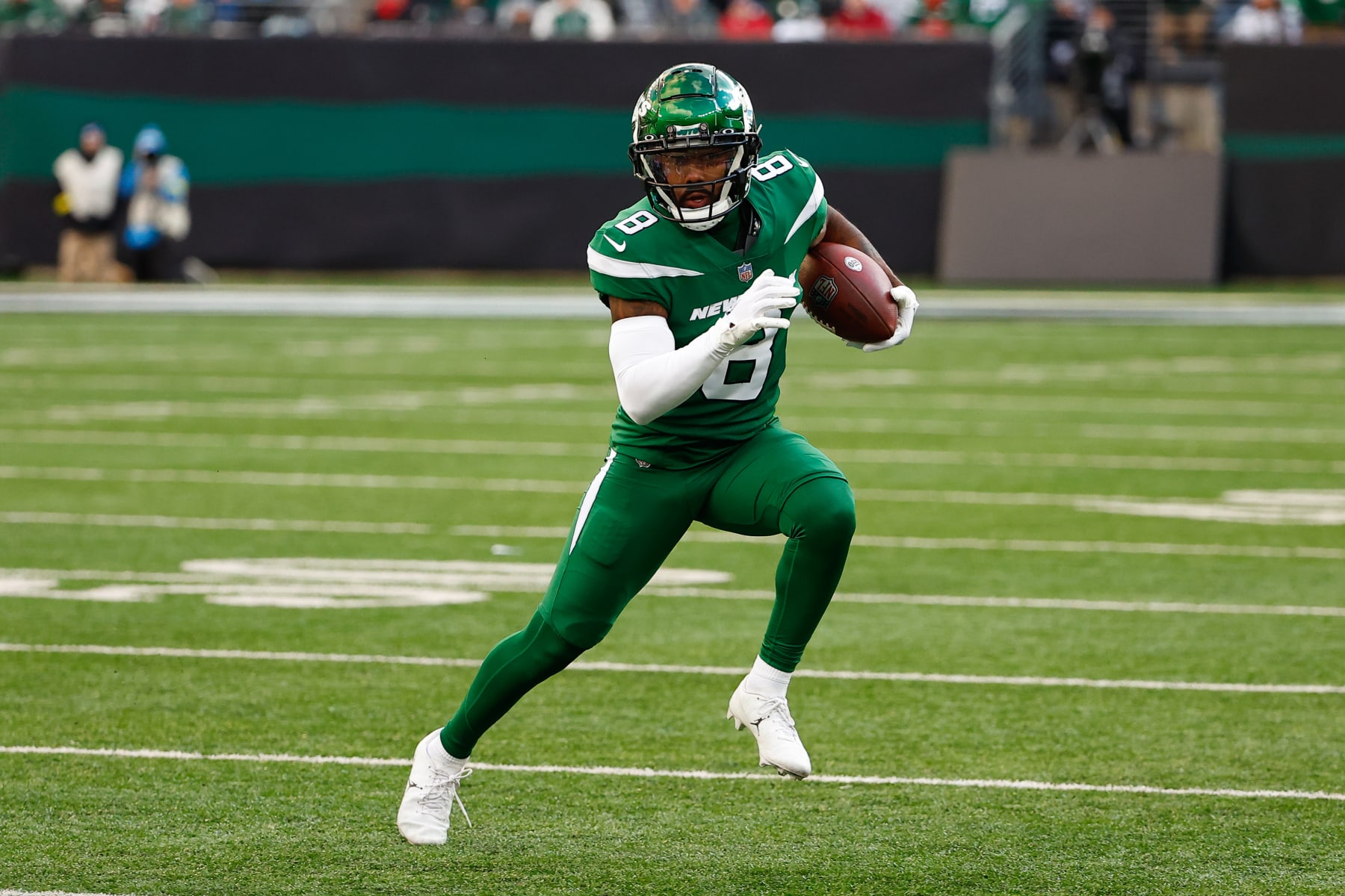EAST RUTHERFORD, NJ - DECEMBER 18:  New York Jets wide receiver Elijah Moore (8) runs after the catch during the National Football League game between the New York Jets and the Detroit Lions on December 18, 2022 at MetLife Stadium in East Rutherford, New Jersey.  (Photo by Rich Graessle/Icon Sportswire via Getty Images)