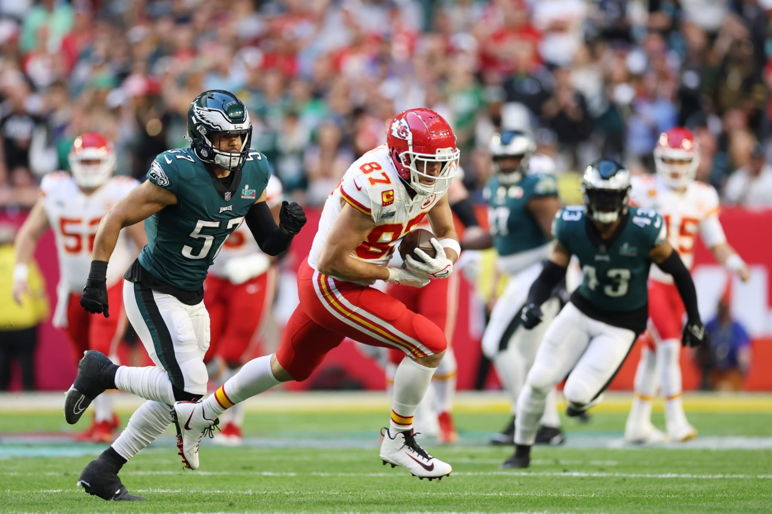 GLENDALE, ARIZONA - FEBRUARY 12: Travis Kelce #87 of the Kansas City Chiefs carries the ball against the Philadelphia Eagles during the first quarter in Super Bowl LVII at State Farm Stadium on February 12, 2023 in Glendale, Arizona. (Photo by Christian Petersen/Getty Images)