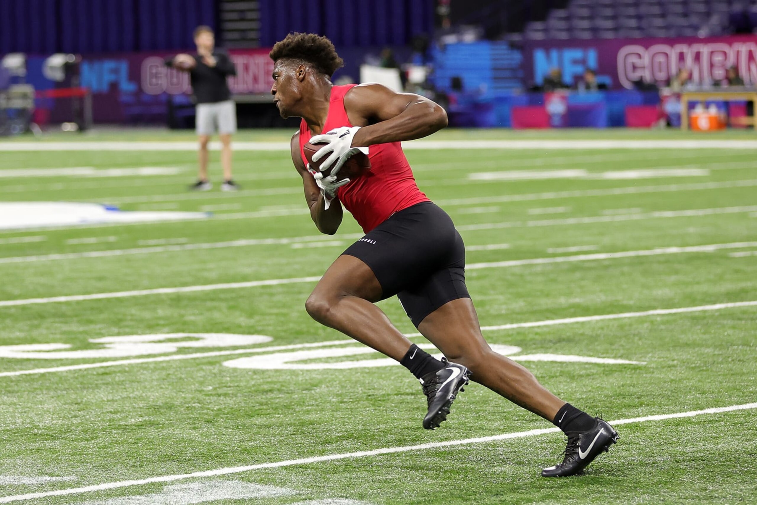 INDIANAPOLIS, INDIANA - MARCH 04: Darnell Washington of Georgia participates in a drill during the NFL Combine at Lucas Oil Stadium on March 04, 2023 in Indianapolis, Indiana. (Photo by Stacy Revere/Getty Images)