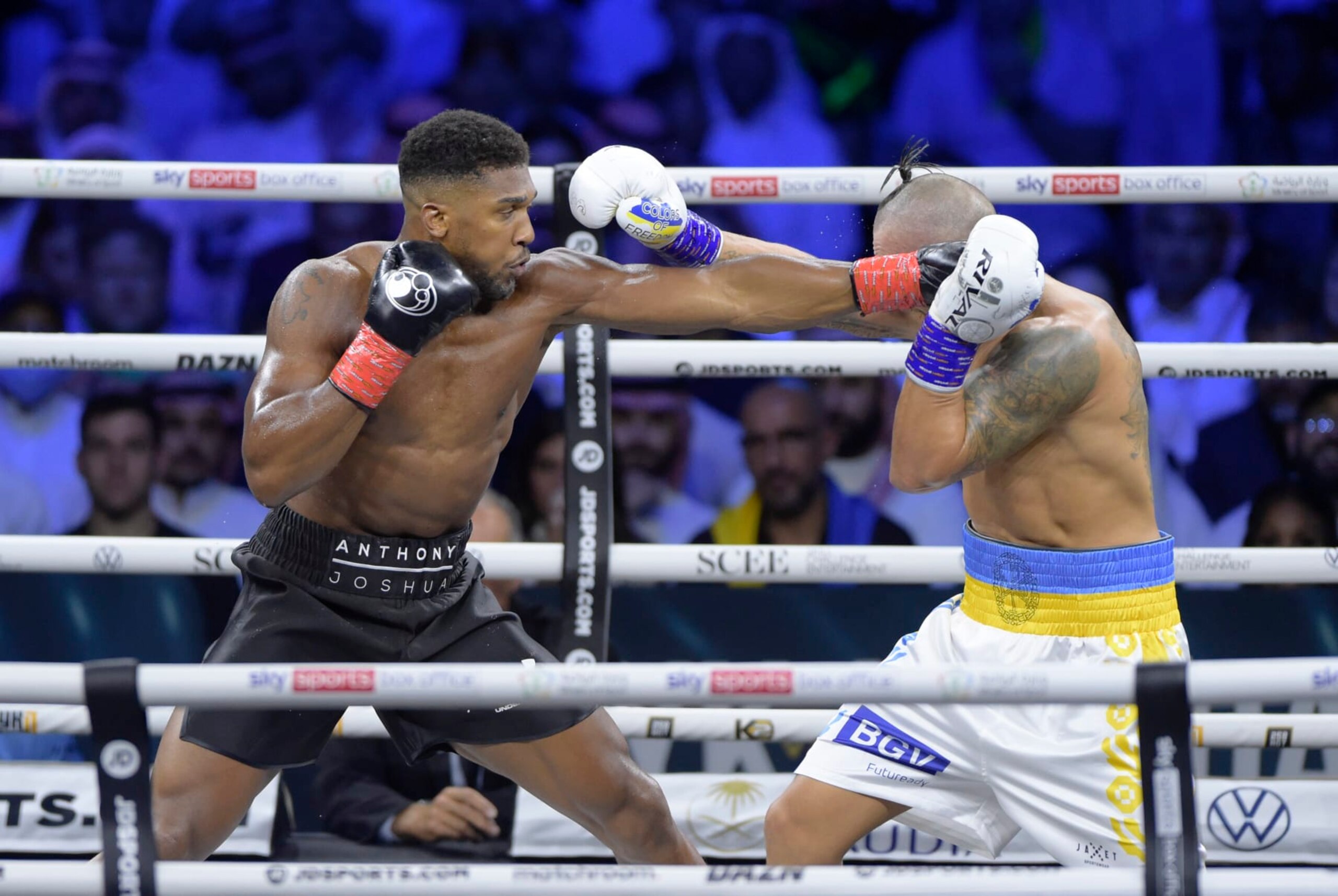 Anthony Joshua jabs Oleksandr Usyk in their last fight. 