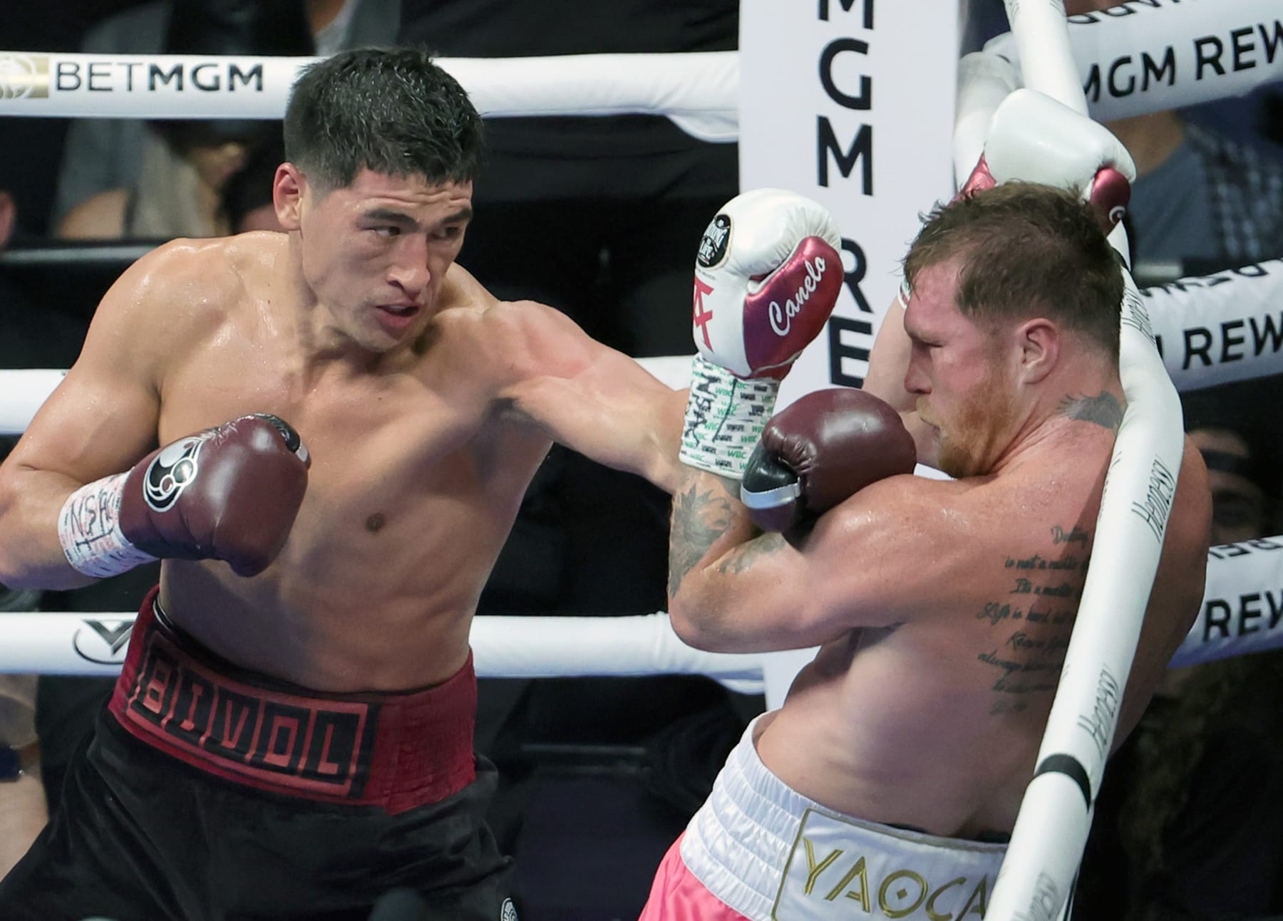 LAS VEGAS, NEVADA - MAY 07: Dmitry Bivol (L) throws a left at Canelo Alvarez in the fifth round of their WBA light heavyweight title fight at T-Mobile Arena on May 07, 2022 in Las Vegas, Nevada. Bivol retained his title by unanimous decision. (Photo by Ethan Miller/Getty Images)