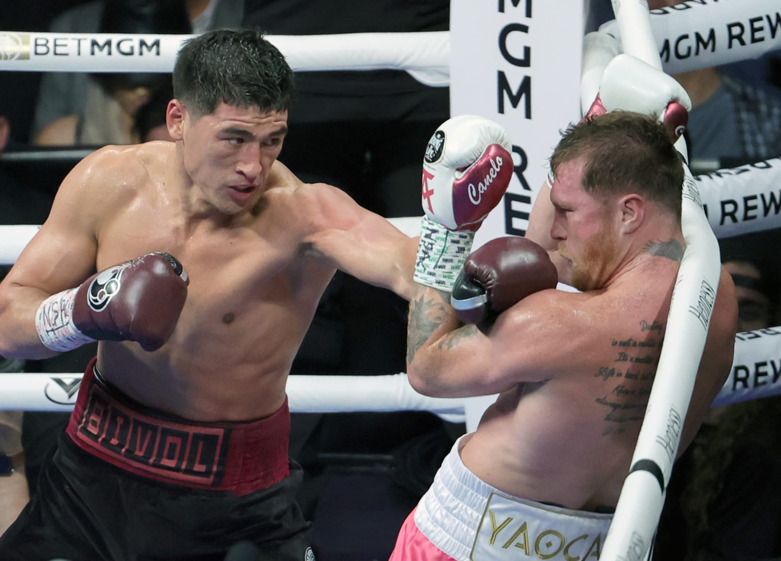 LAS VEGAS, NEVADA - MAY 07: Dmitry Bivol (L) throws a left at Canelo Alvarez in the fifth round of their WBA light heavyweight title fight at T-Mobile Arena on May 07, 2022 in Las Vegas, Nevada. Bivol retained his title by unanimous decision. (Photo by Ethan Miller/Getty Images)