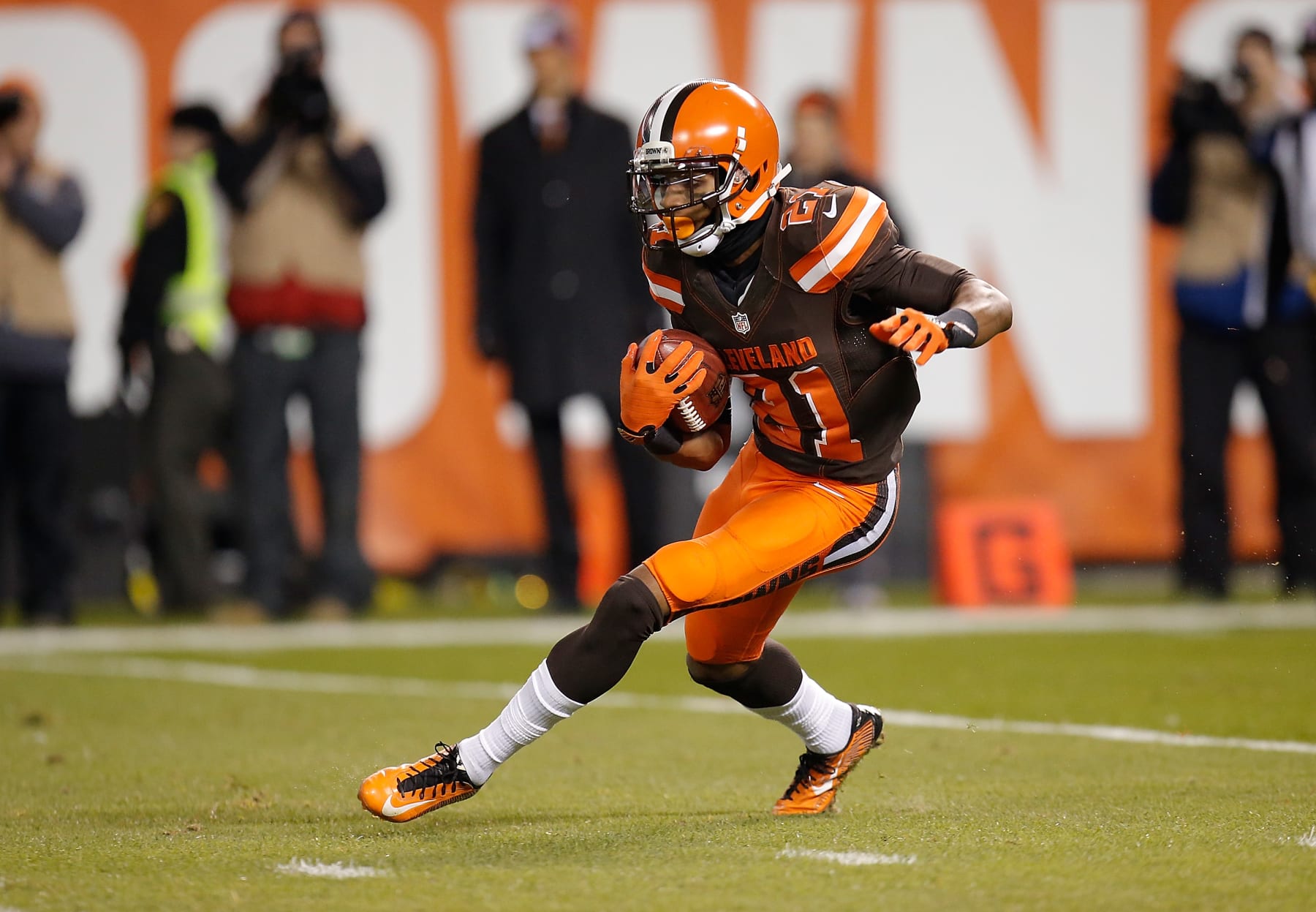 CLEVELAND, OH - NOVEMBER 30:  Justin Gilbert #21 of the Cleveland Browns carries the ball against the Baltimore Ravens at FirstEnergy Stadium on November 30, 2015 in Cleveland, Ohio.  (Photo by Gregory Shamus/Getty Images) 