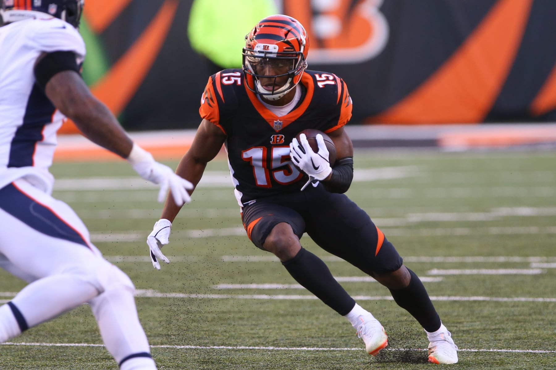 CINCINNATI, OH - NOVEMBER 11: Cincinnati Bengals wide receiver John Ross (15) carries the ball during the game against the Denver Broncos and the Cincinnati Bengals on December 2nd 2018, at Paul Brown Stadium in Cincinnati, OH. (Photo by Ian Johnson/Icon Sportswire via Getty Images)