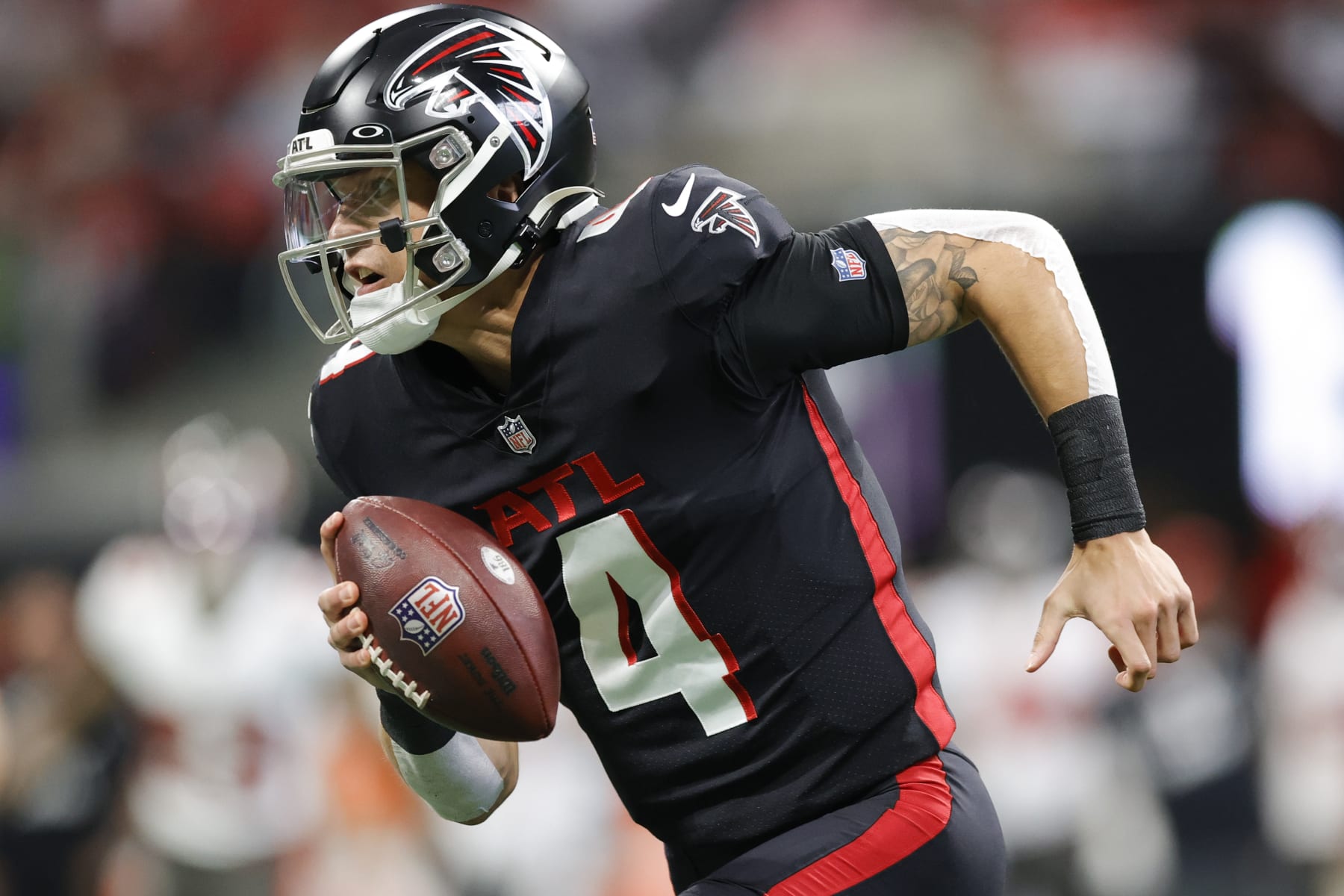 ATLANTA, GEORGIA - JANUARY 08: Desmond Ridder #4 of the Atlanta Falcons scrambles with the ball against the Tampa Bay Buccaneers during the second quarter at Mercedes-Benz Stadium on January 08, 2023 in Atlanta, Georgia. (Photo by Alex Slitz/Getty Images)