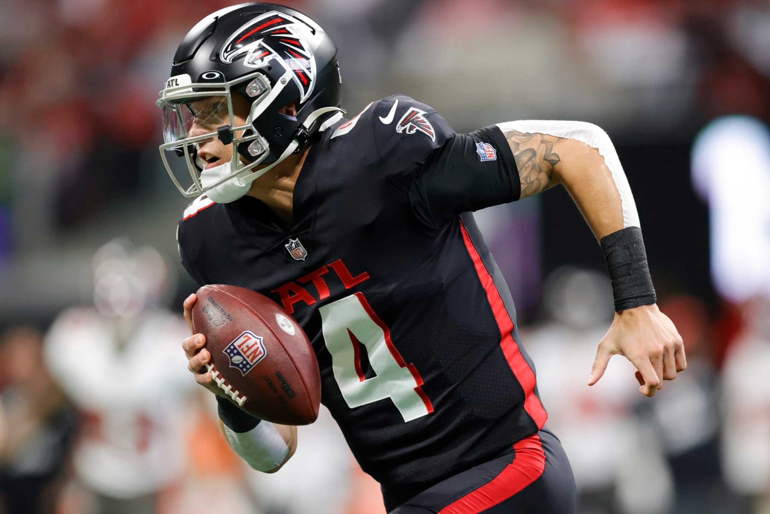 ATLANTA, GEORGIA - JANUARY 08: Desmond Ridder #4 of the Atlanta Falcons scrambles with the ball against the Tampa Bay Buccaneers during the second quarter at Mercedes-Benz Stadium on January 08, 2023 in Atlanta, Georgia. (Photo by Alex Slitz/Getty Images)