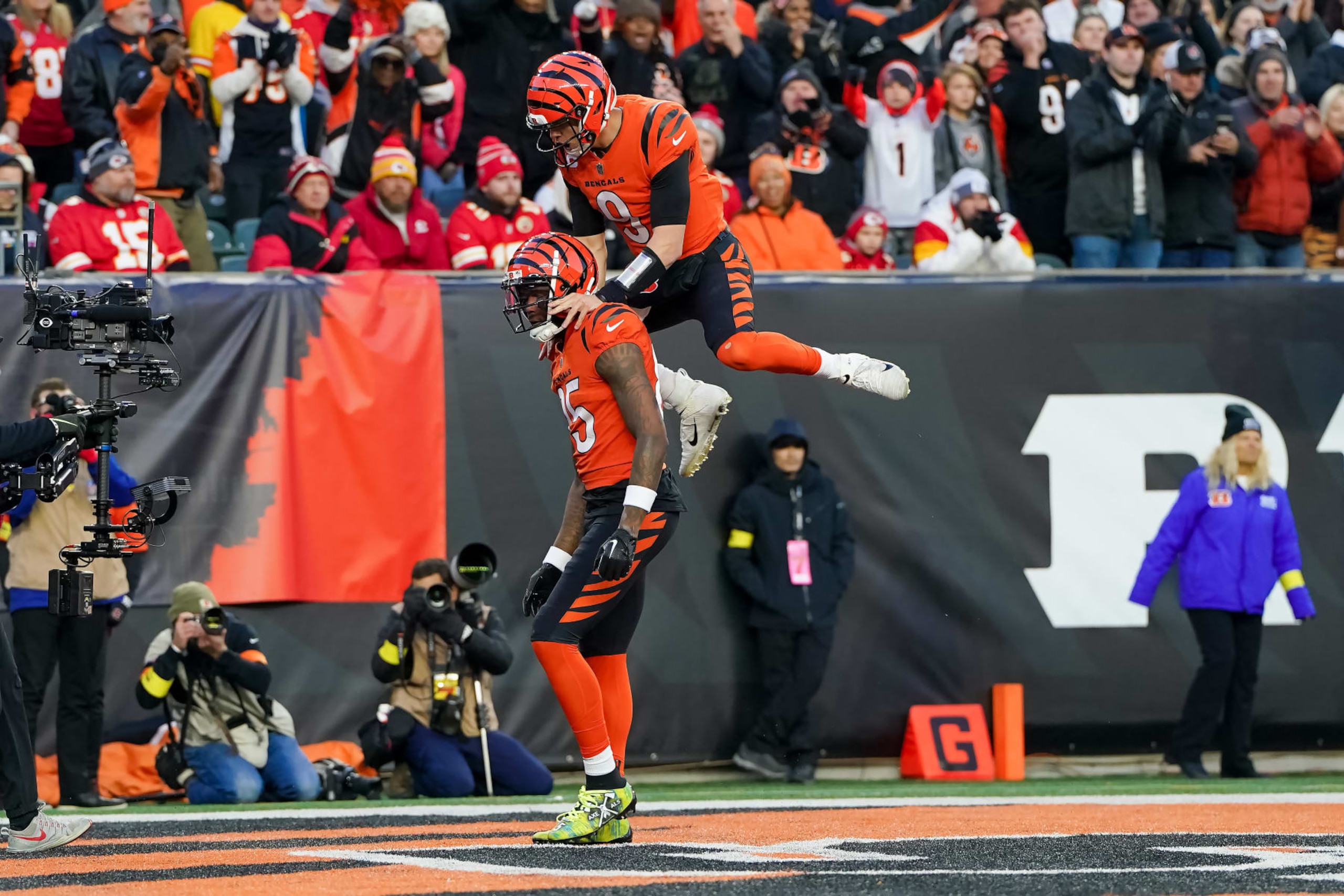 CINCINNATI, OHIO - DECEMBER 04: Tee Higgins #85 and Joe Burrow #9 of the Cincinnati Bengals celebrate after scoring a touchdown in the second quarter against the Kansas City Chiefs at Paycor Stadium on December 04, 2022 in Cincinnati, Ohio. (Photo by Dylan Buell/Getty Images)