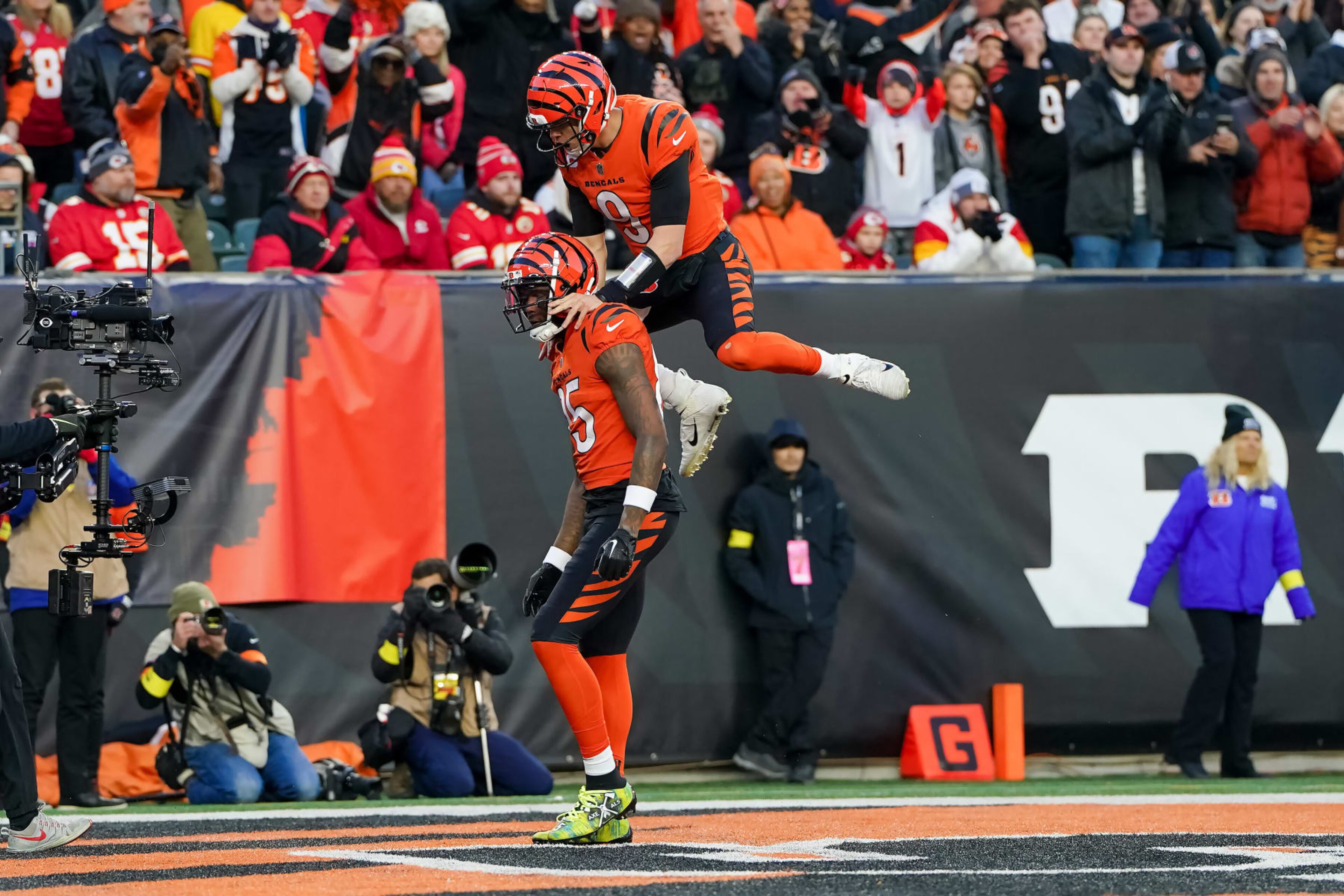 CINCINNATI, OHIO - DECEMBER 04: Tee Higgins #85 and Joe Burrow #9 of the Cincinnati Bengals celebrate after scoring a touchdown in the second quarter against the Kansas City Chiefs at Paycor Stadium on December 04, 2022 in Cincinnati, Ohio. (Photo by Dylan Buell/Getty Images)