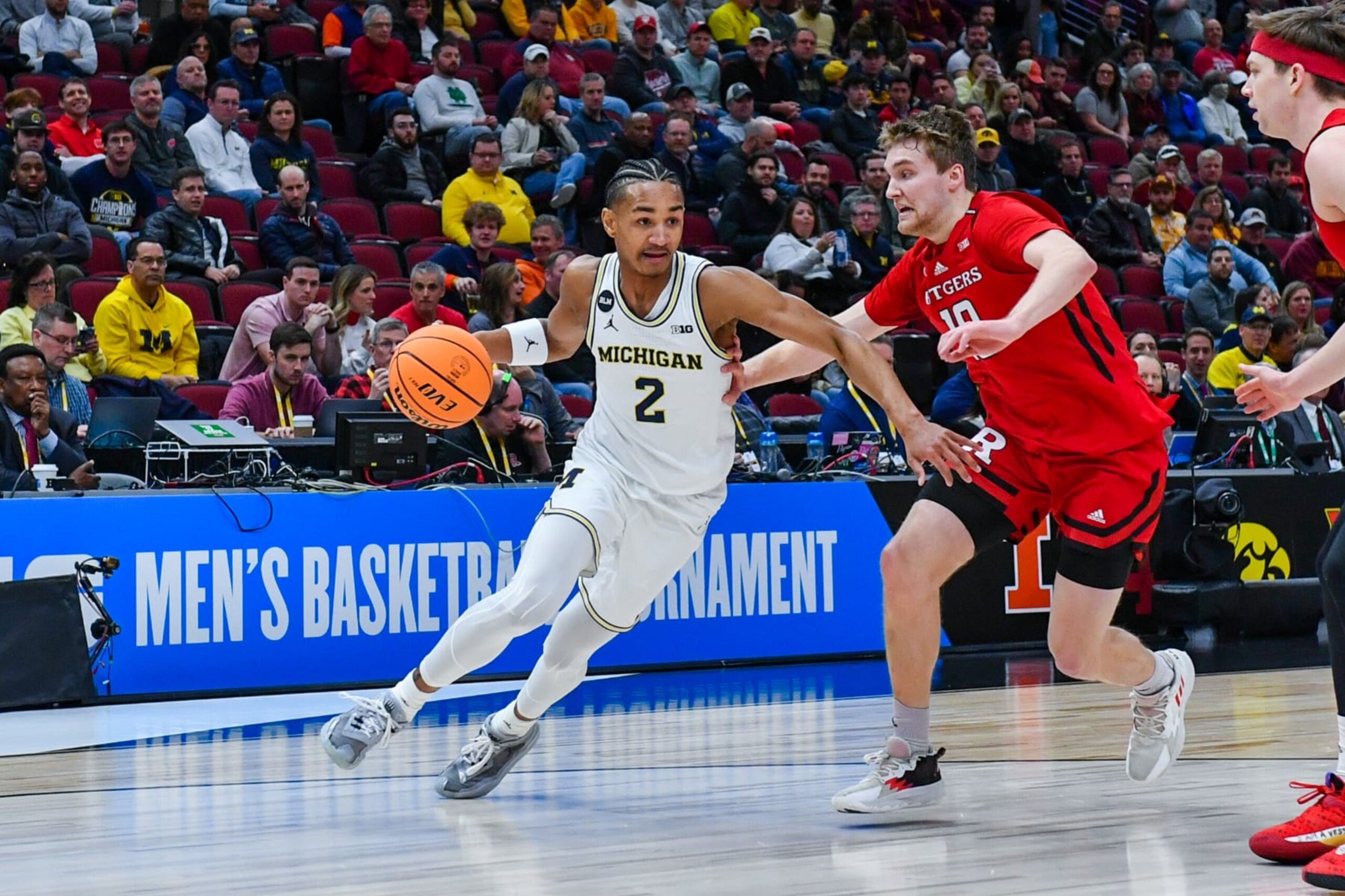 CHICAGO, ILLINOIS - MARCH 09: Kobe Bufkin #2 of the Michigan Wolverines drives to the basket against Cam Spencer #10 of the Rutgers Scarlet Knights during the first half of a Big Ten Men's Basketball Tournament Second Round game at United Center on March 09, 2023 in Chicago, Illinois. (Photo by Aaron J. Thornton/Getty Images)