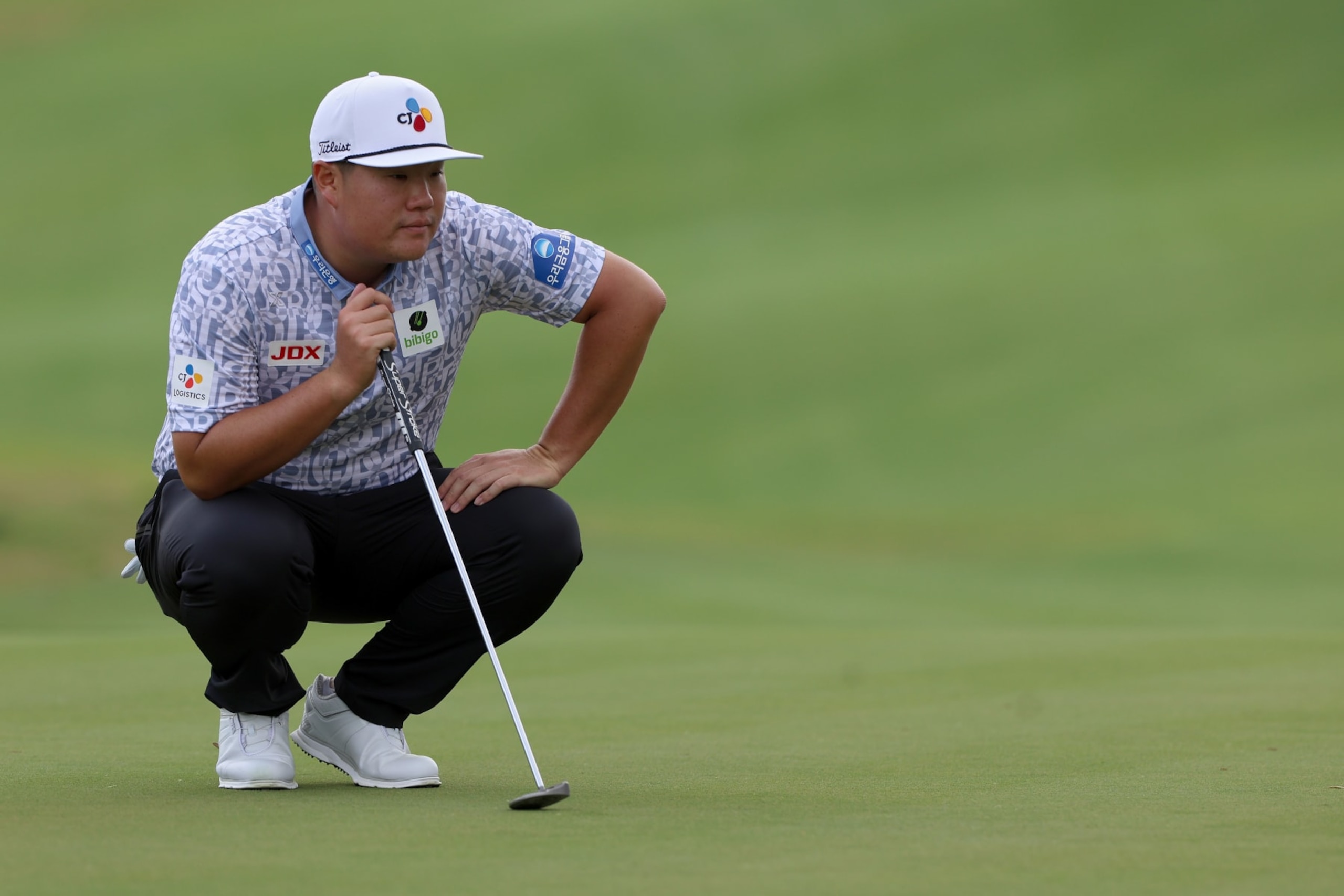 AUSTIN, TEXAS - MARCH 23: Sungjae Im of South Korea lines up a putt on the sixth green during day two of the World Golf Championships-Dell Technologies Match Play at Austin Country Club on March 23, 2023 in Austin, Texas. (Photo by Tom Pennington/Getty Images)