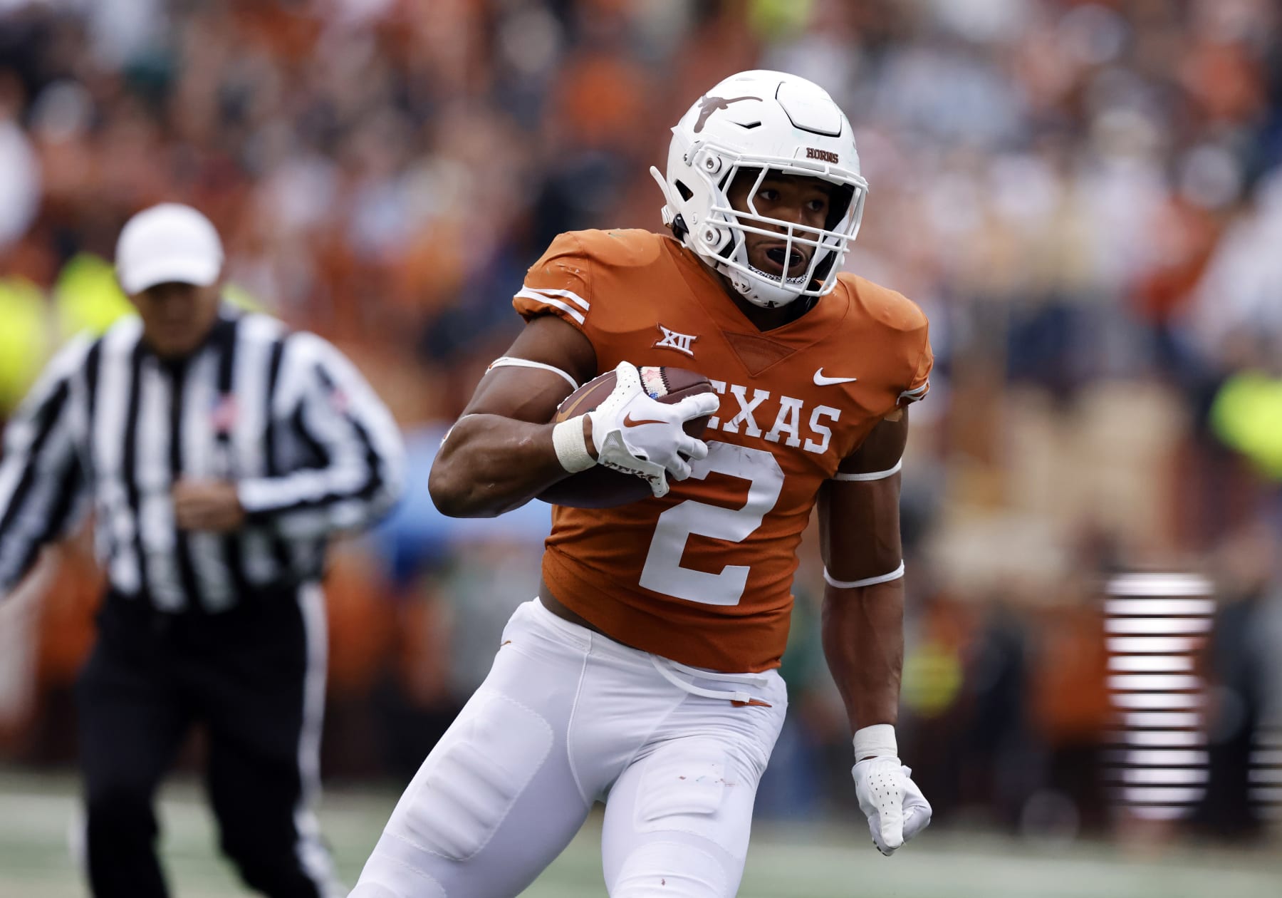 AUSTIN, TX - NOVEMBER 25: Texas running back Roschon Johnson (2) runs the ball during the game against the Baylor Bears on November 25, 2022, at Darrell K Royal - Texas Memorial Stadium in Austin, TX. (Photo by Adam Davis/Icon Sportswire via Getty Images) AUSTIN, TX - NOVEMBER 25: Texas running back Roschon Johnson (2) runs the ball during the game against the Baylor Bears on November 25, 2022, at Darrell K Royal - Texas Memorial Stadium in Austin, TX. (Photo by Adam Davis/Icon Sportswire via Getty Images)