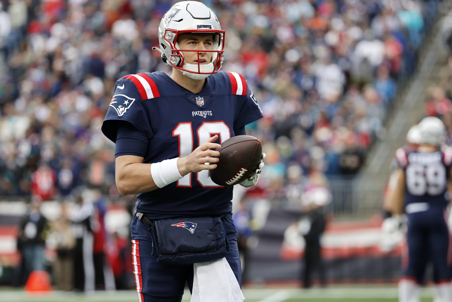 FOXBOROUGH, MA - JANUARY 01: New England Patriots quarterback Mac Jones (10) during a game between the New England Patriots and the Miami Dolphins on January 1, 2023, at Gillette Stadium in Foxboro, Massachusetts. (Photo by Fred Kfoury III/Icon Sportswire via Getty Images)