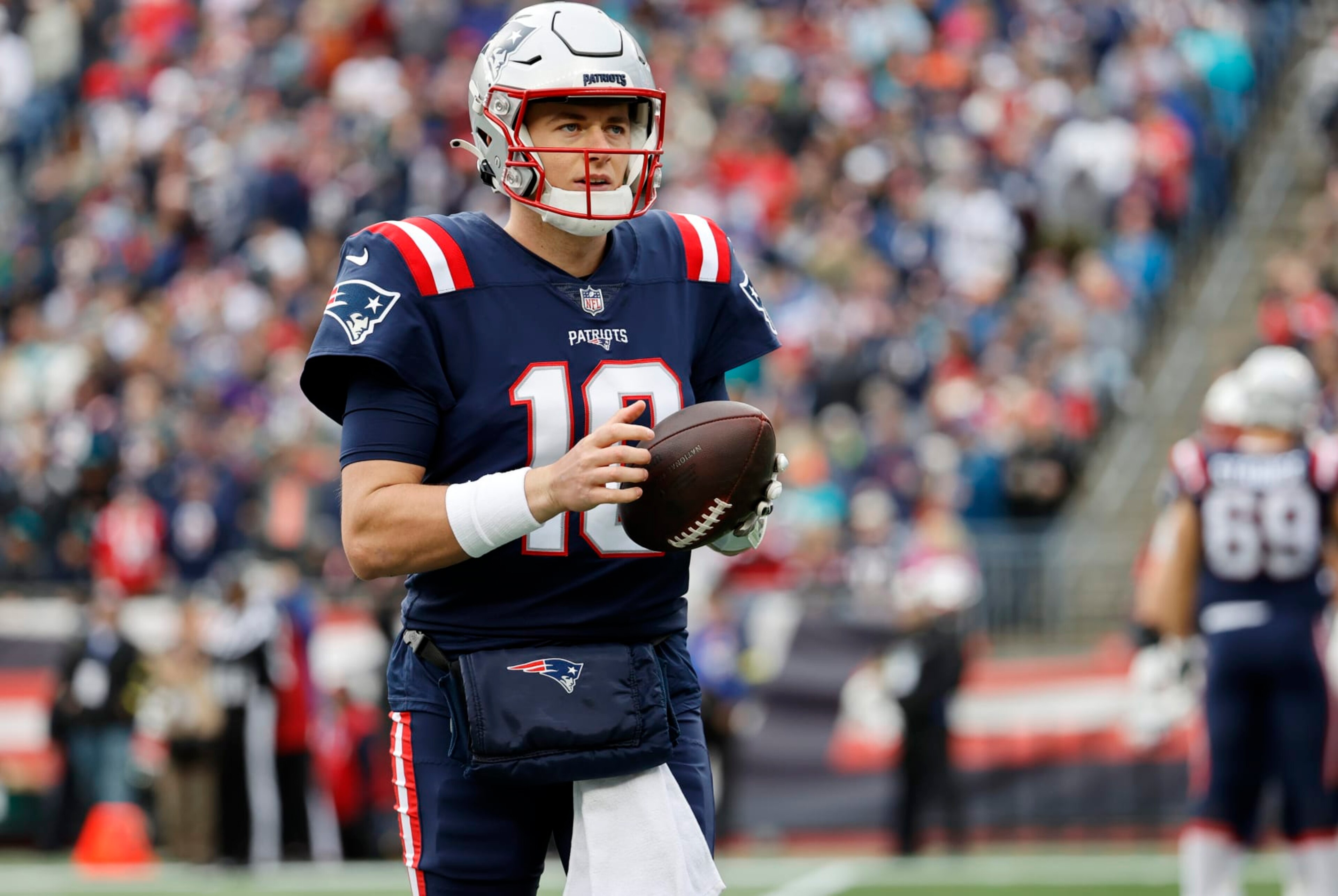 FOXBOROUGH, MA - JANUARY 01: New England Patriots quarterback Mac Jones (10) during a game between the New England Patriots and the Miami Dolphins on January 1, 2023, at Gillette Stadium in Foxboro, Massachusetts. (Photo by Fred Kfoury III/Icon Sportswire via Getty Images)