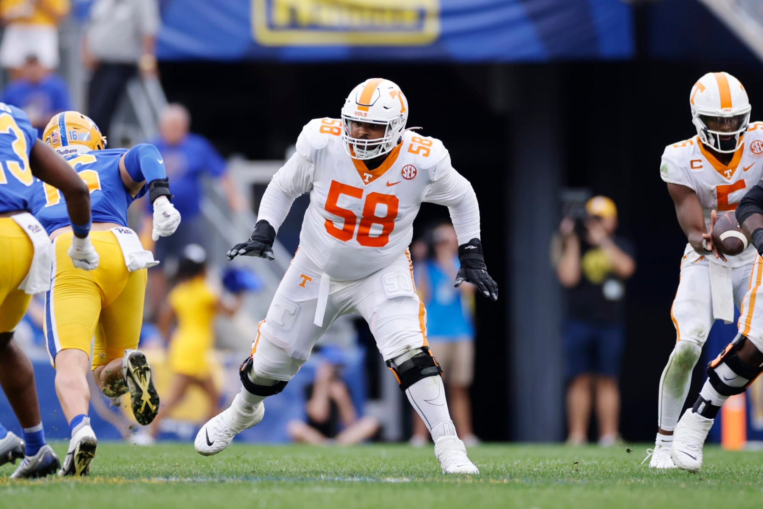 PITTSBURGH, PA - SEPTEMBER 10: Tennessee Volunteers offensive lineman Darnell Wright (58) blocks during a college football game against the Pittsburgh Panthers on September 10, 2022 at Acrisure Stadium in Pittsburgh, Pennsylvania. (Photo by Joe Robbins/Icon Sportswire via Getty Images) PITTSBURGH, PA - SEPTEMBER 10: Tennessee Volunteers offensive lineman Darnell Wright (58) blocks during a college football game against the Pittsburgh Panthers on September 10, 2022 at Acrisure Stadium in Pittsburgh, Pennsylvania. (Photo by Joe Robbins/Icon Sportswire via Getty Images)