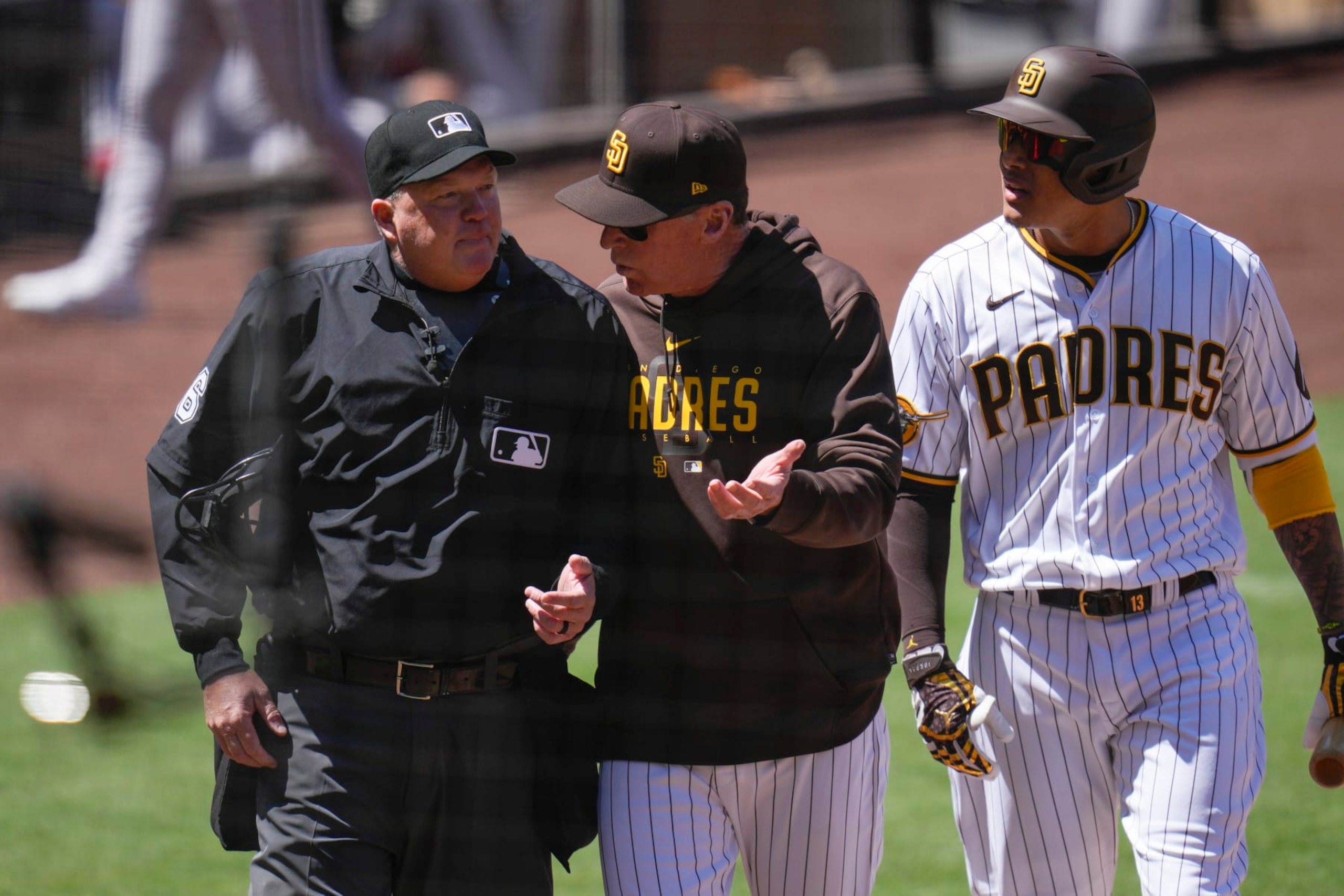 Ron Kulpa (L), Bob Melvin (C) and Manny Machado (R) Ron Kulpa (L), Bob Melvin (C) and Manny Machado (R)