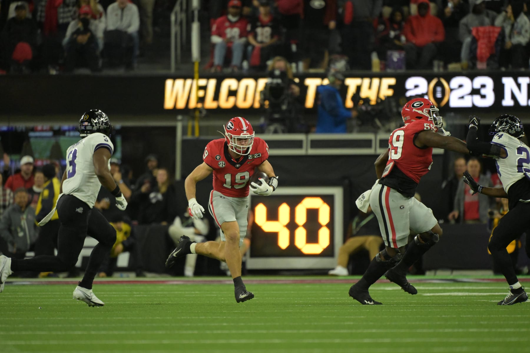 College Football: CFP National Championship: Georgia Brock Bowers (19) in action, runs with the football vs TCU at SoFi Stadium. Inglewood, CA 1/9/2023 CREDIT: Kohjiro Kinno (Photo by Kohjiro Kinno/Sports Illustrated via Getty Images) (Set Number: X164274 TK1)