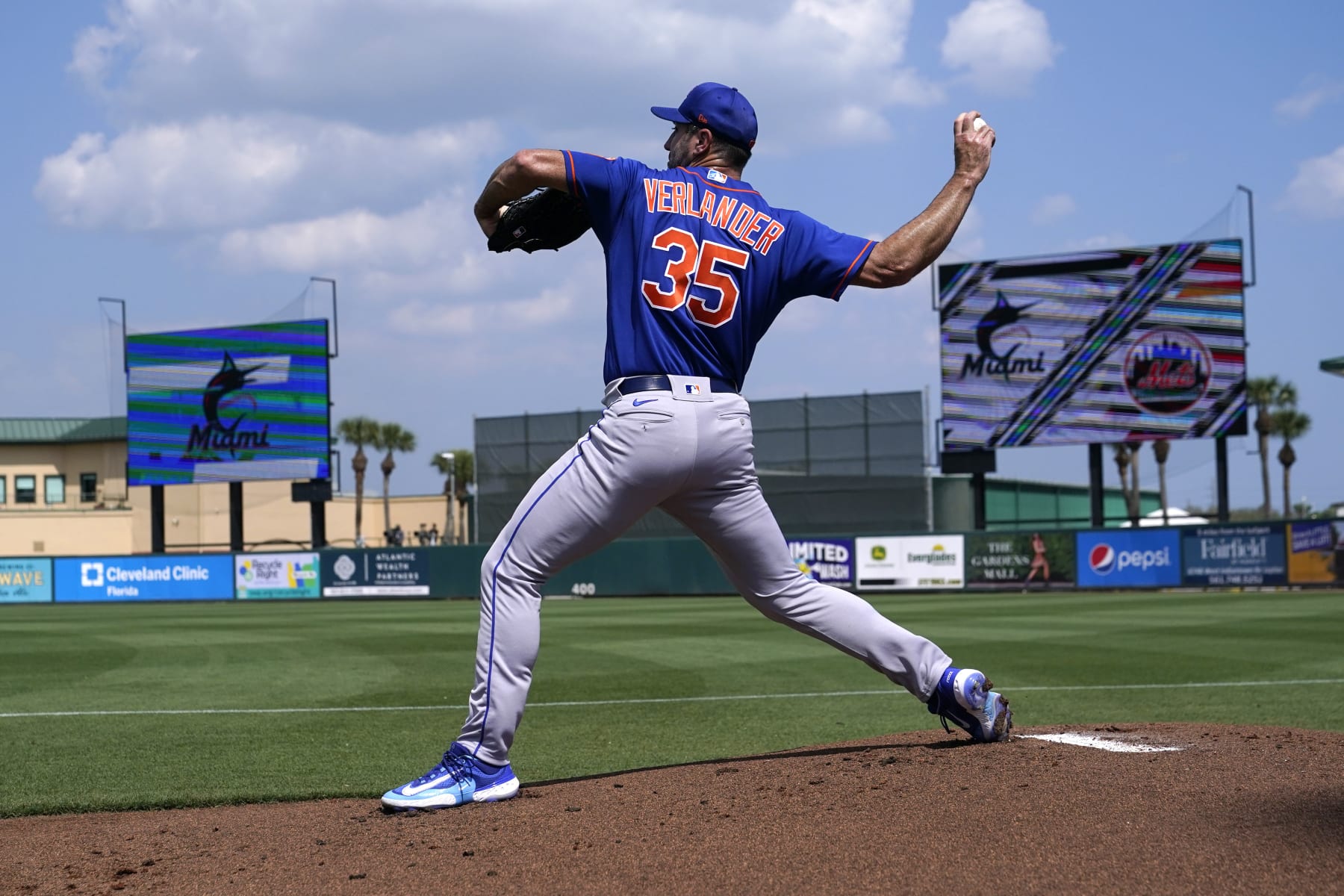New York Mets starting pitcher Justin Verlander (35) warms up before a spring training baseball game against the Miami Marlins, Saturday, March 4, 2023, in Jupiter, Fla. (AP Photo/Lynne Sladky)
