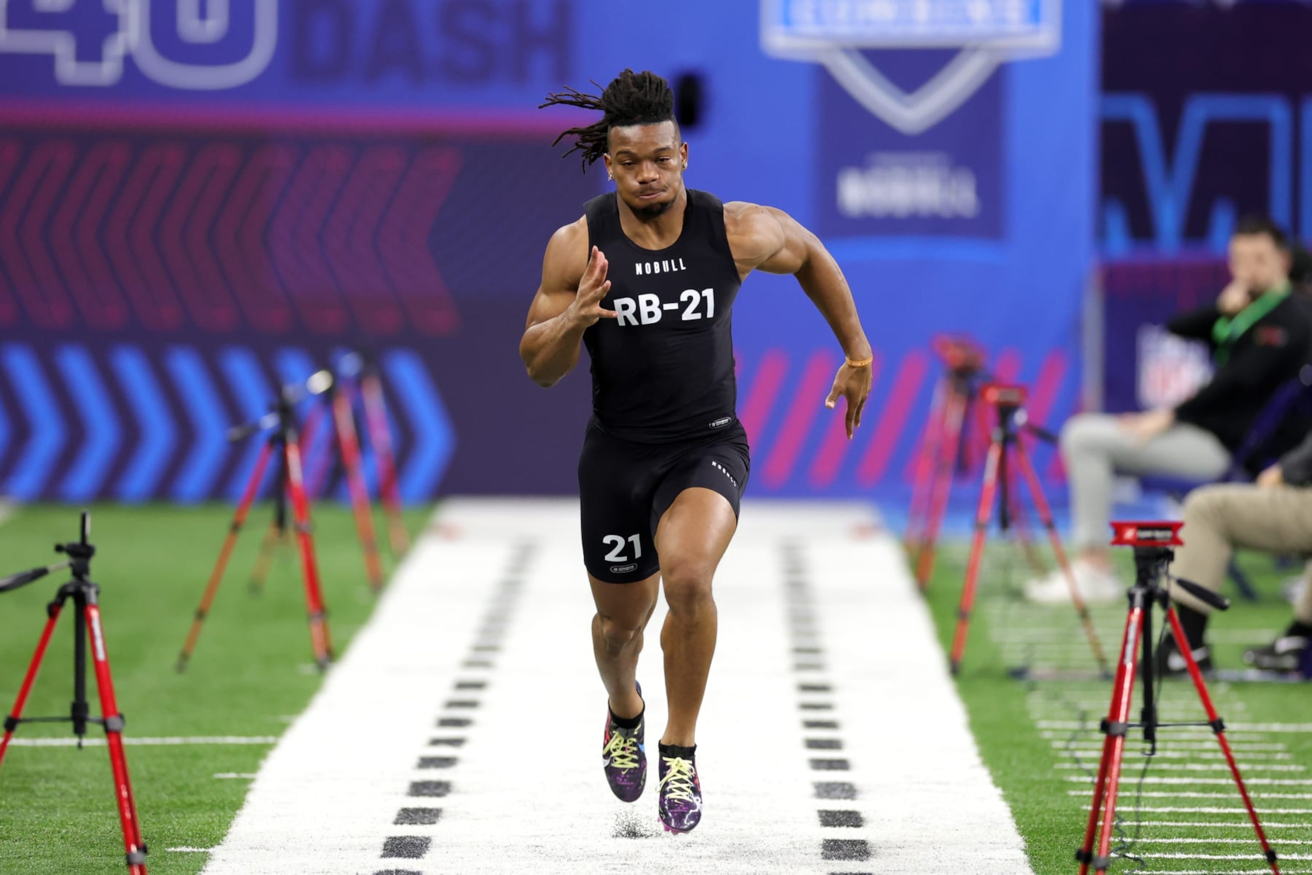 INDIANAPOLIS, INDIANA - MARCH 05: Bijan Robinson of Texas participates in the 40-yard dash during the NFL Combine at Lucas Oil Stadium on March 05, 2023 in Indianapolis, Indiana. (Photo by Stacy Revere/Getty Images)