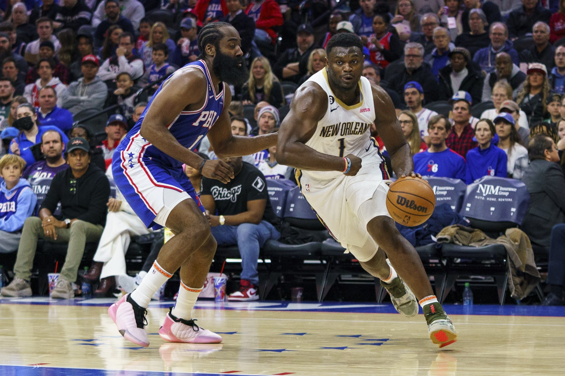 Zion Williamson de los Pelicans de Nueva Orleans avanza a la canasta frente a James Harden de los 76ers de Filadelfia en el encuentro del lunes 2 de enero del 2023. (AP Foto/Chris Szagola)