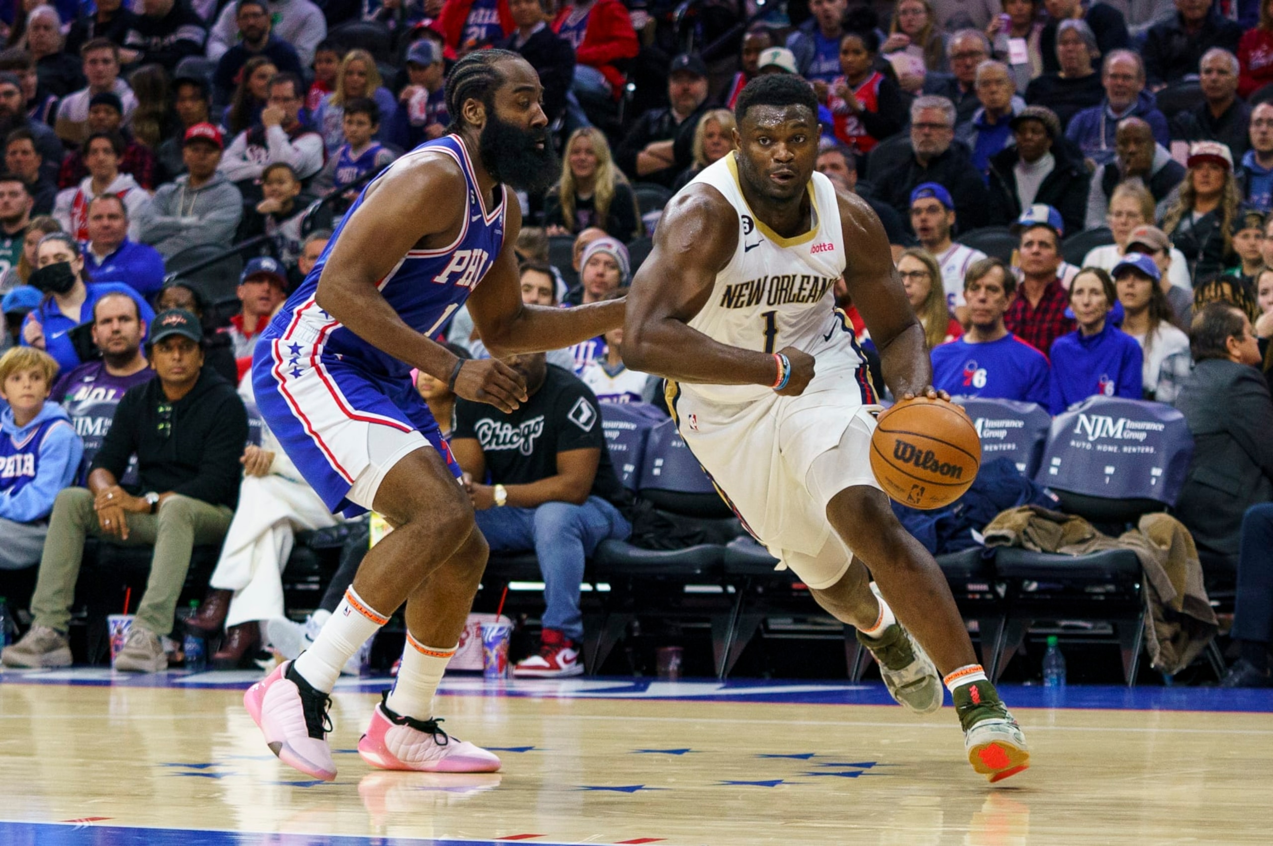 Zion Williamson de los Pelicans de Nueva Orleans avanza a la canasta frente a James Harden de los 76ers de Filadelfia en el encuentro del lunes 2 de enero del 2023. (AP Foto/Chris Szagola) Zion Williamson de los Pelicans de Nueva Orleans avanza a la canasta frente a James Harden de los 76ers de Filadelfia en el encuentro del lunes 2 de enero del 2023. (AP Foto/Chris Szagola)