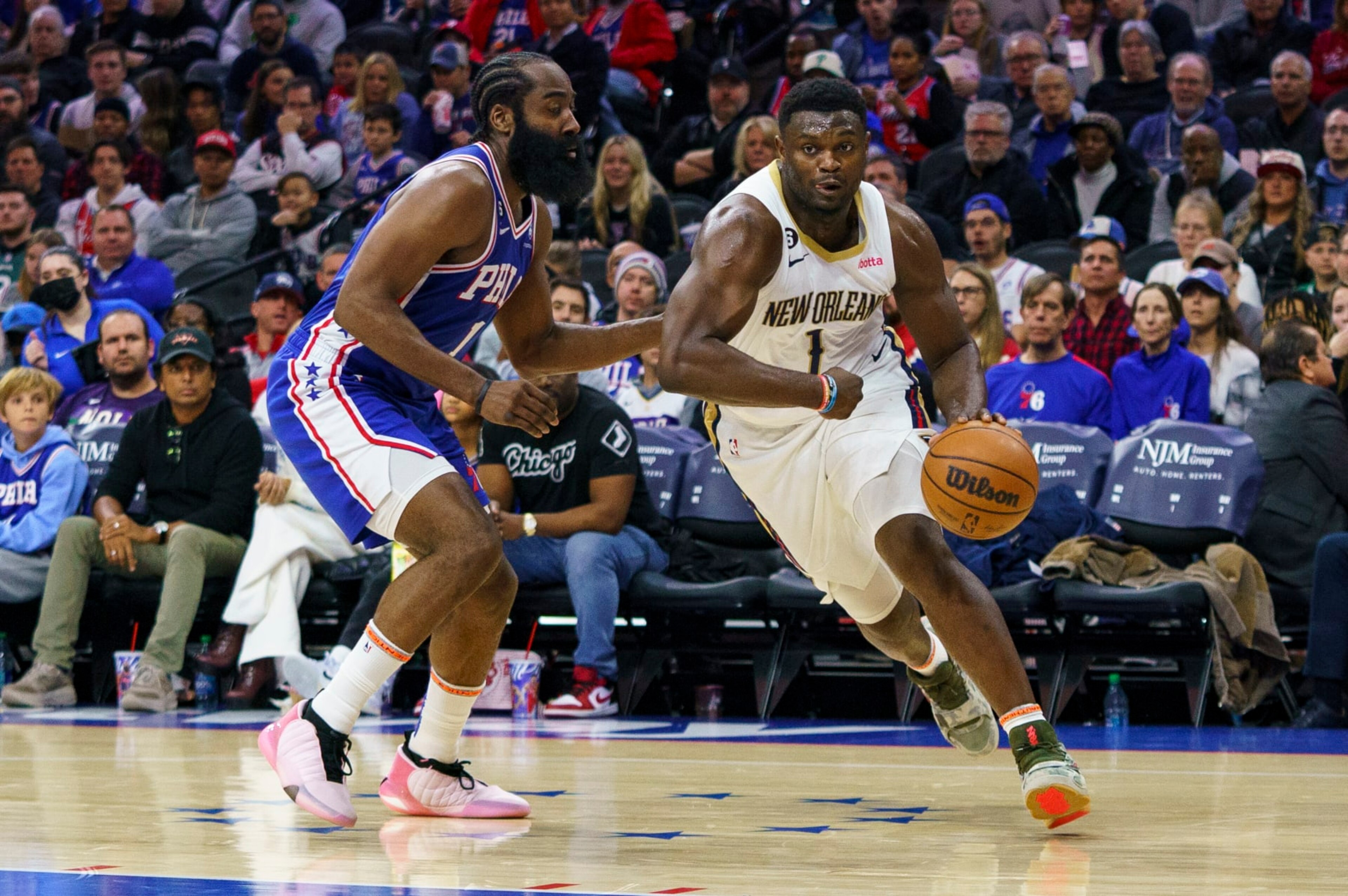 Zion Williamson de los Pelicans de Nueva Orleans avanza a la canasta frente a James Harden de los 76ers de Filadelfia en el encuentro del lunes 2 de enero del 2023. (AP Foto/Chris Szagola)