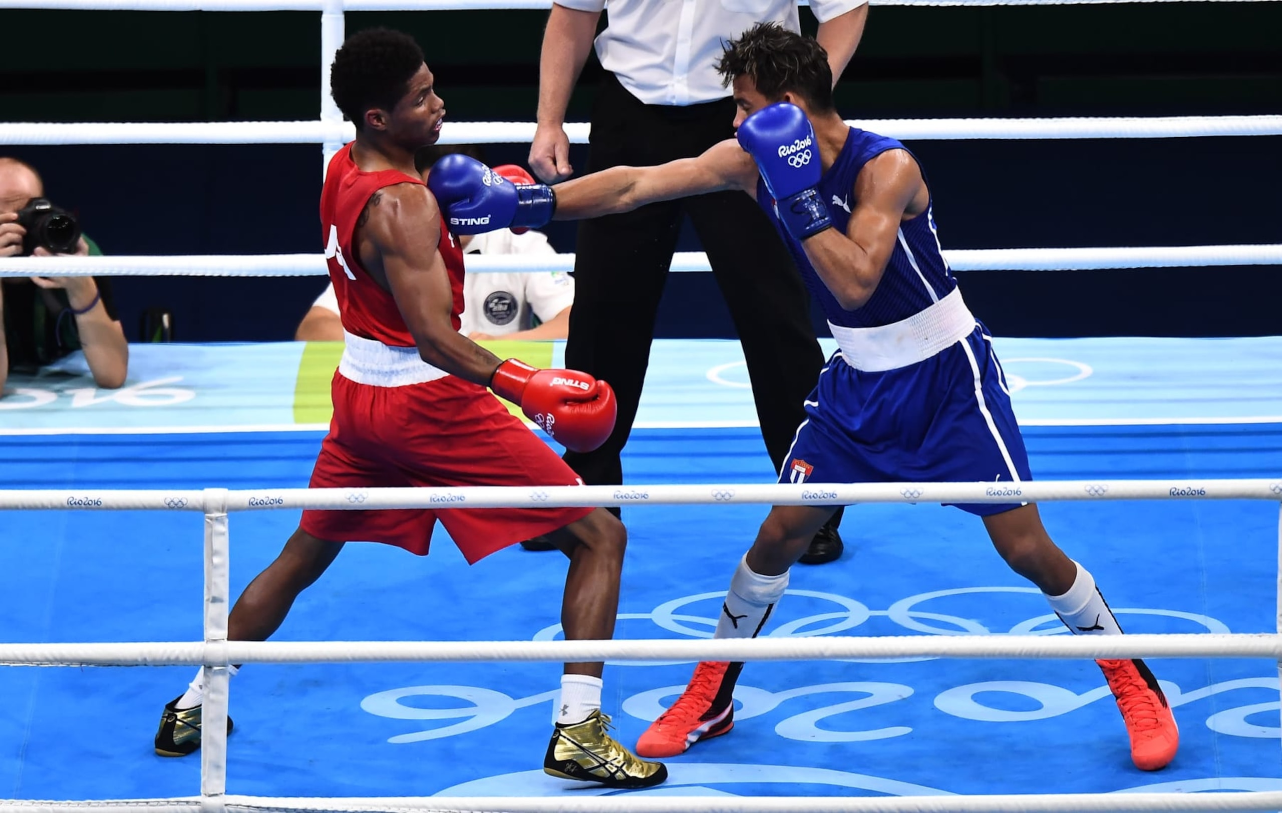 RIO DE JANEIRO, BRAZIL - AUGUST 20: Stevenson Shakur (Red) of USA fights Robeisy Ramirez (Blue) of Cuba in the Mens Bantam 56kg Final Bout on Day 15 of the Rio 2016 Olympic Games at the Riocentro arena in Rio de Janeiro, Brazil on August 20, 2016. (Photo by Stringer/Anadolu Agency/Getty Images) RIO DE JANEIRO, BRAZIL - AUGUST 20: Stevenson Shakur (Red) of USA fights Robeisy Ramirez (Blue) of Cuba in the Mens Bantam 56kg Final Bout on Day 15 of the Rio 2016 Olympic Games at the Riocentro arena in Rio de Janeiro, Brazil on August 20, 2016. (Photo by Stringer/Anadolu Agency/Getty Images)