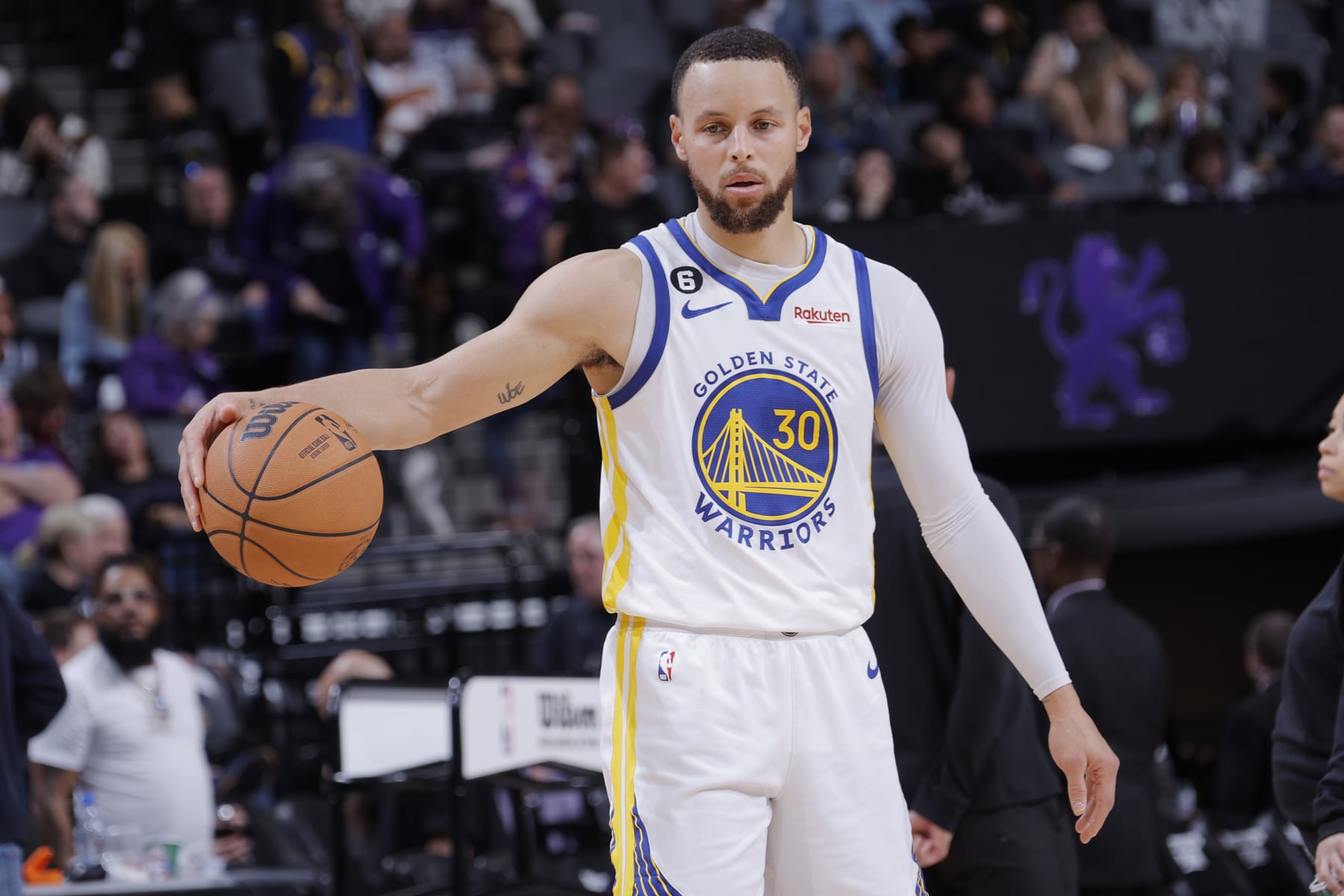 SACRAMENTO, CA - APRIL 7: Stephen Curry #30 of the Golden State Warriors dribbles the ball during the game against the Sacramento Kings on April 7, 2023 at Golden 1 Center in Sacramento, California. NOTE TO USER: User expressly acknowledges and agrees that, by downloading and or using this Photograph, user is consenting to the terms and conditions of the Getty Images License Agreement. Mandatory Copyright Notice: Copyright 2023 NBAE (Photo by Rocky Widner/NBAE via Getty Images)