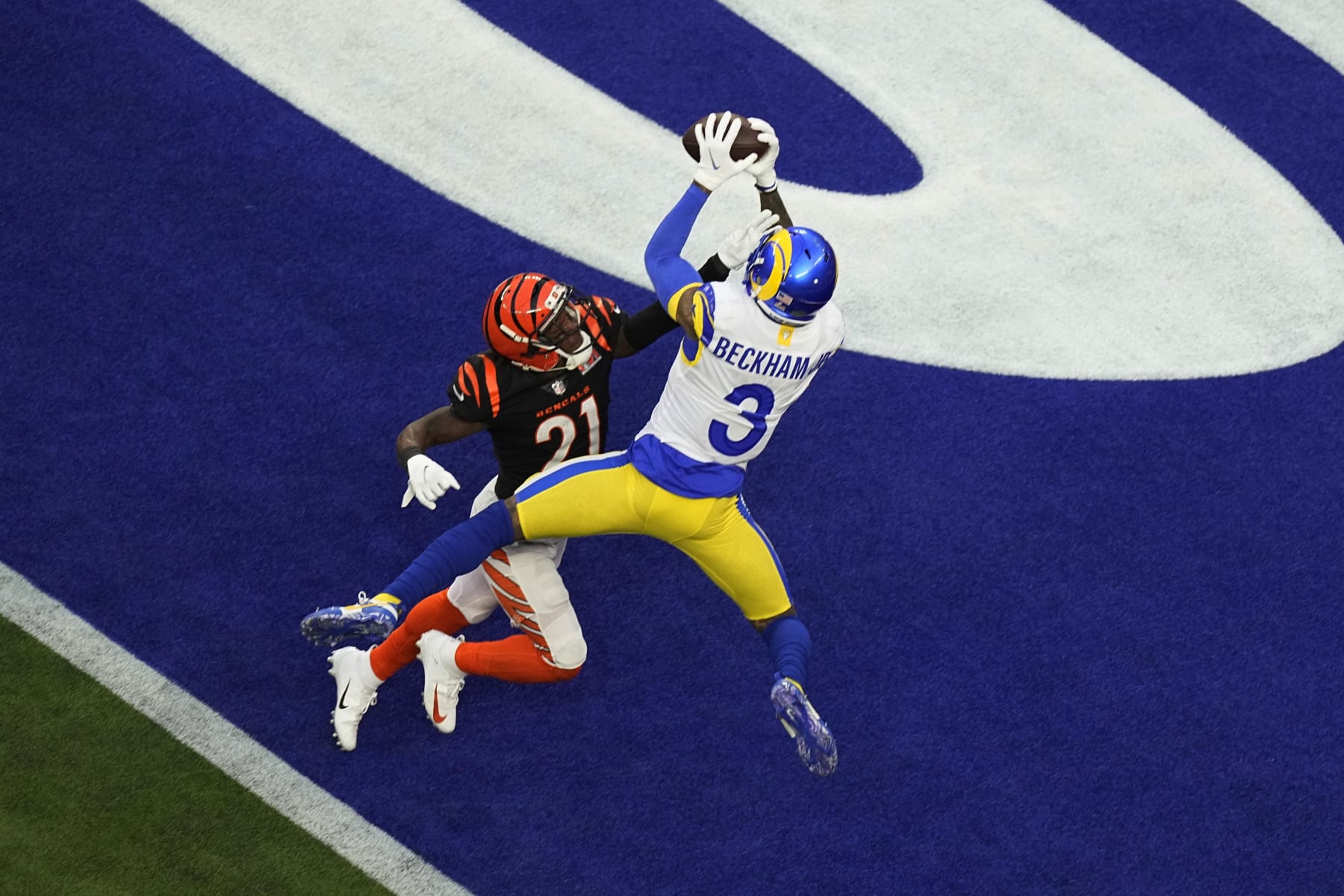 Los Angeles Rams wide receiver Odell Beckham Jr. (3) grabs a pass for a touchdown as Cincinnati Bengals cornerback Mike Hilton (21) defends during the first half of the NFL Super Bowl 56 football game Sunday, Feb. 13, 2022, in Inglewood, Calif. (AP Photo/Matt Rourke)
