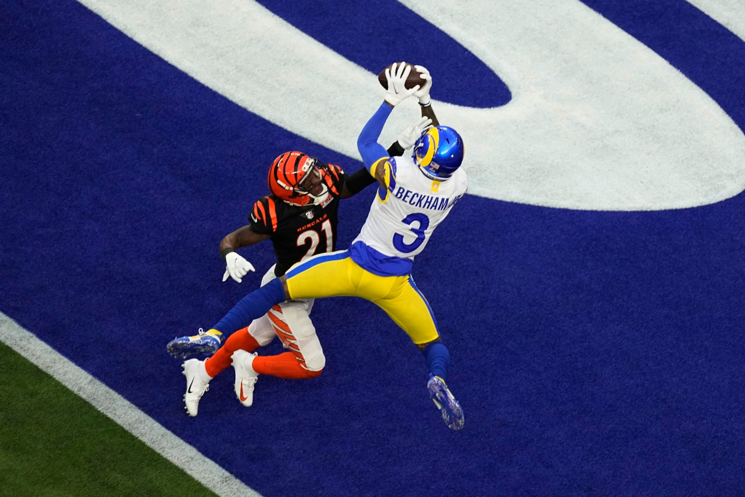 Los Angeles Rams wide receiver Odell Beckham Jr. (3) grabs a pass for a touchdown as Cincinnati Bengals cornerback Mike Hilton (21) defends during the first half of the NFL Super Bowl 56 football game Sunday, Feb. 13, 2022, in Inglewood, Calif. (AP Photo/Matt Rourke)