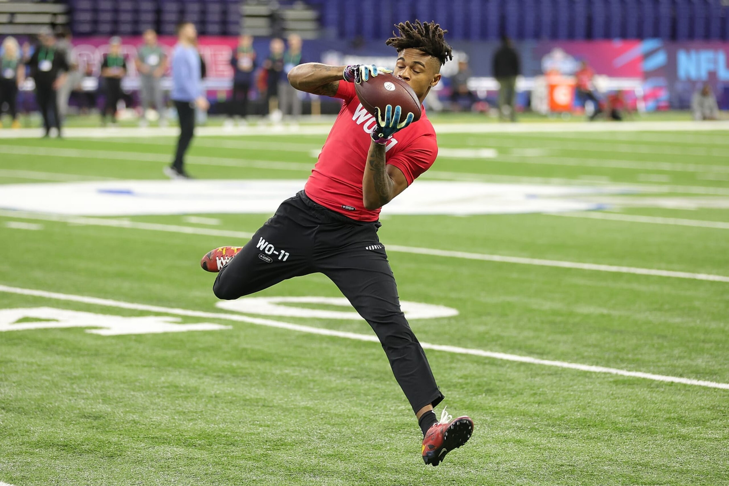 INDIANAPOLIS, INDIANA - MARCH 04: Wide receiver Tank Dell of Houston participates in a drill during the NFL Combine at Lucas Oil Stadium on March 04, 2023 in Indianapolis, Indiana. (Photo by Stacy Revere/Getty Images)