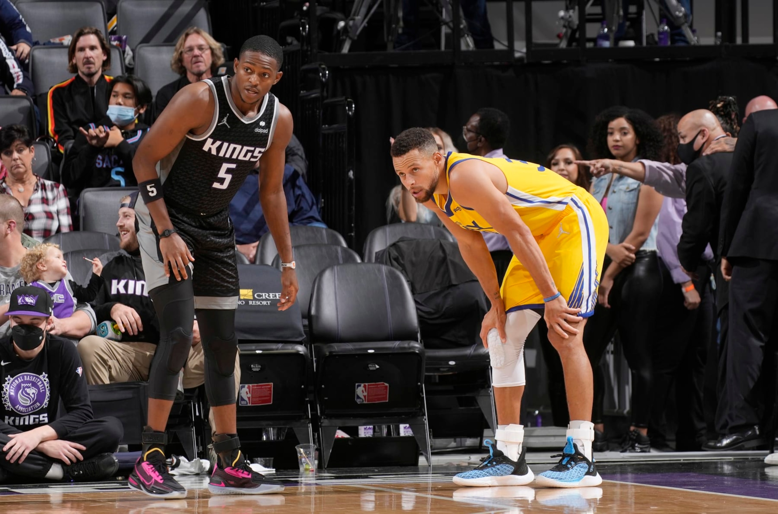 SACRAMENTO, CA - OCTOBER 24: De'Aaron Fox #5 of the Sacramento Kings faces off against Stephen Curry #30 of the Golden State Warriors on October 24, 2021 at Golden 1 Center in Sacramento, California. NOTE TO USER: User expressly acknowledges and agrees that, by downloading and or using this photograph, User is consenting to the terms and conditions of the Getty Images Agreement. Mandatory Copyright Notice: Copyright 2021 NBAE (Photo by Rocky Widner/NBAE via Getty Images)