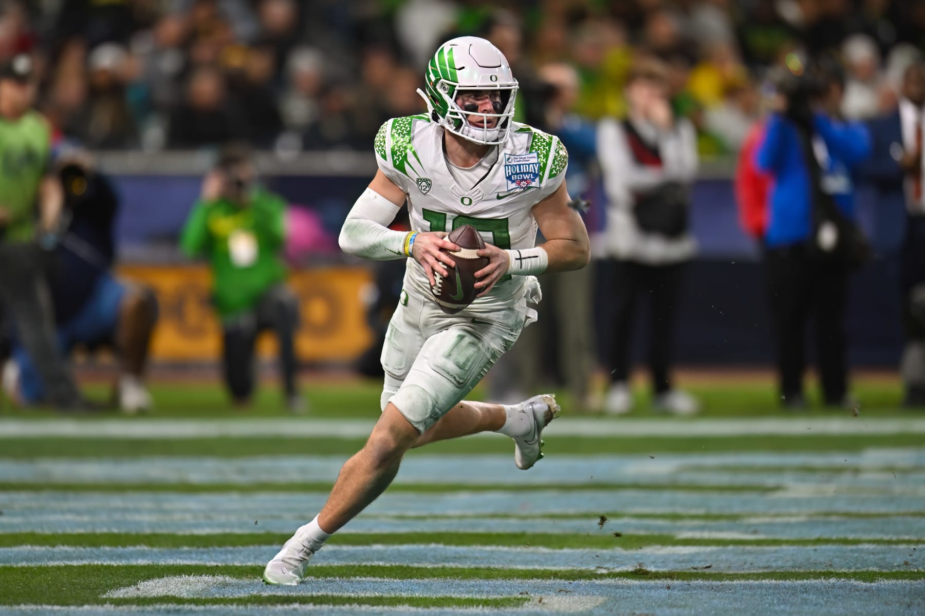 SAN DIEGO, CA - DECEMBER 28:  Oregon Ducks quarterback Bo Nix (10) rolls out during the San Diego County Credit Union Holiday Bowl football game between the Oregon Ducks and the North Carolina Tar Heels on December 28, 2022, at Petco Park in San Diego, CA.  (Photo by Justin Fine/Icon Sportswire via Getty Images)