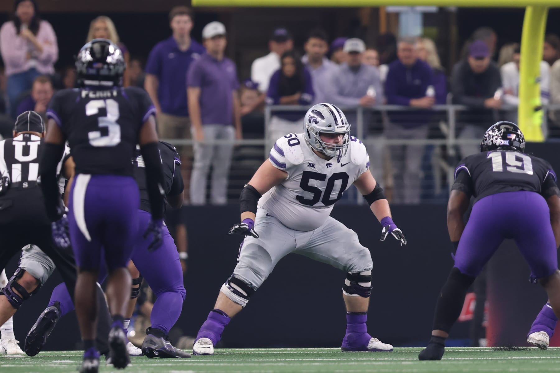 ARLINGTON, TX - DECEMBER 03: Kansas State Wildcats offensive lineman Cooper Beebe (50) pass blocks in the Big 12 Championship Game between the TCU Horned Frogs and the Kansas State Wildcats on December 03, 2022, at AT&T Stadium in Arlington, TX. (Photo by John Bunch/Icon Sportswire via Getty Images)