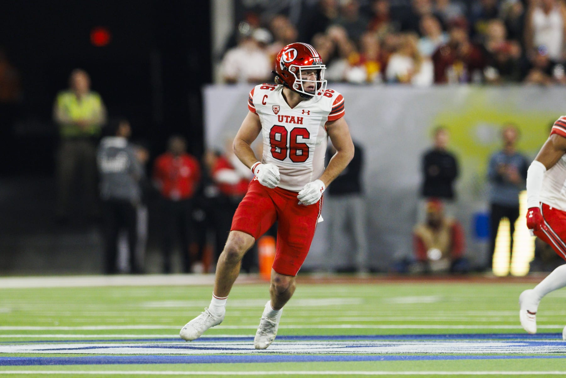 LAS VEGAS, NV - DECEMBER 02: Utah Utes tight end Dalton Kincaid (86) runs a route during the Pac-12 Championship football game between Utah Utes and USC Trojans on December 2, 2022 at Allegiant Stadium in Las Vegas, NV. (Photo by Ric Tapia/Icon Sportswire via Getty Images)