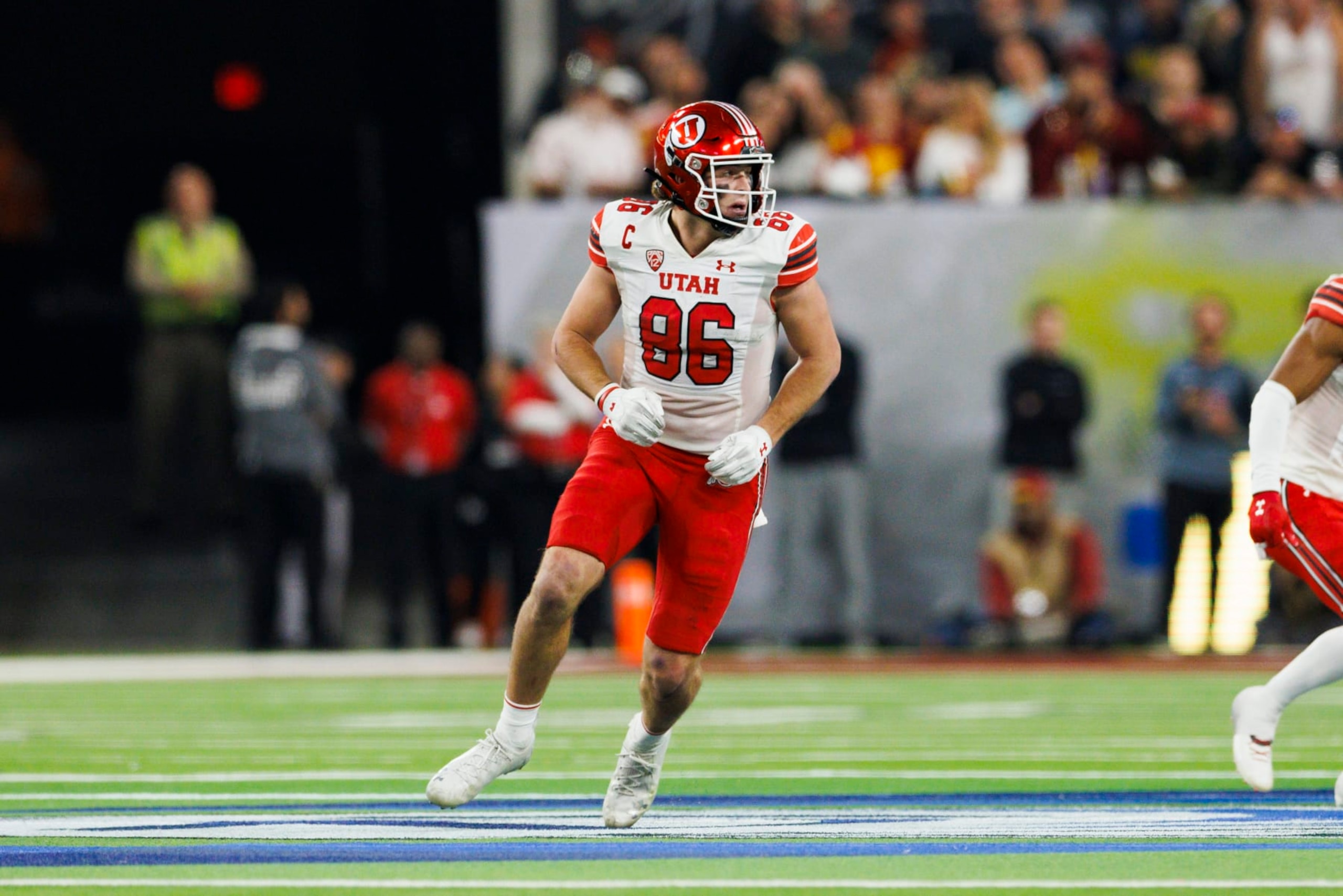 LAS VEGAS, NV - DECEMBER 02: Utah Utes tight end Dalton Kincaid (86) runs a route during the Pac-12 Championship football game between Utah Utes and USC Trojans on December 2, 2022 at Allegiant Stadium in Las Vegas, NV. (Photo by Ric Tapia/Icon Sportswire via Getty Images) LAS VEGAS, NV - DECEMBER 02: Utah Utes tight end Dalton Kincaid (86) runs a route during the Pac-12 Championship football game between Utah Utes and USC Trojans on December 2, 2022 at Allegiant Stadium in Las Vegas, NV. (Photo by Ric Tapia/Icon Sportswire via Getty Images)