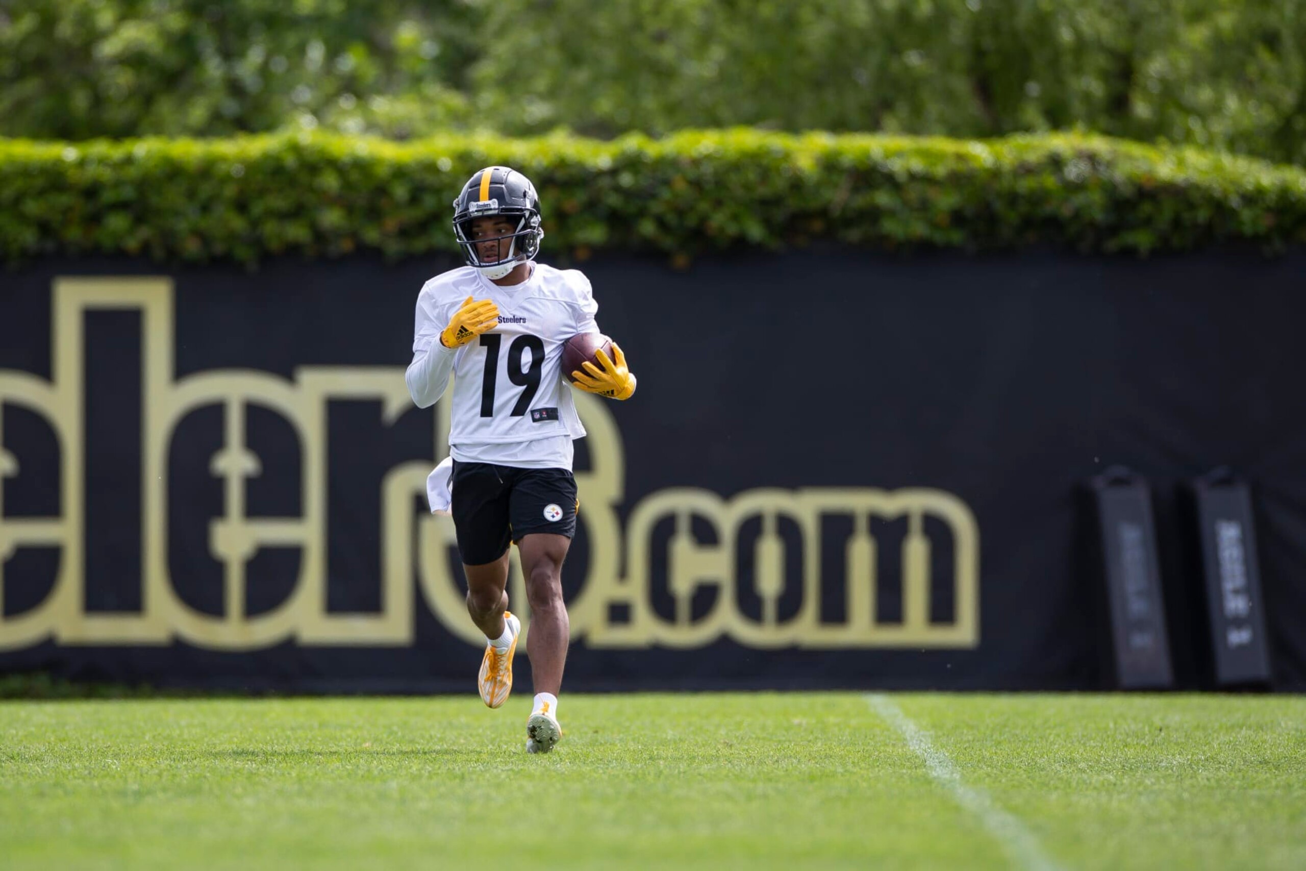 PITTSBURGH, PA - MAY 25: Pittsburgh Steelers wide receiver Calvin Austin III (19) takes part in a drill during the team's OTA practice on May 25, 2022, at the Steelers Practice Facility in Pittsburgh, PA. (Photo by Brandon Sloter/Icon Sportswire via Getty Images)