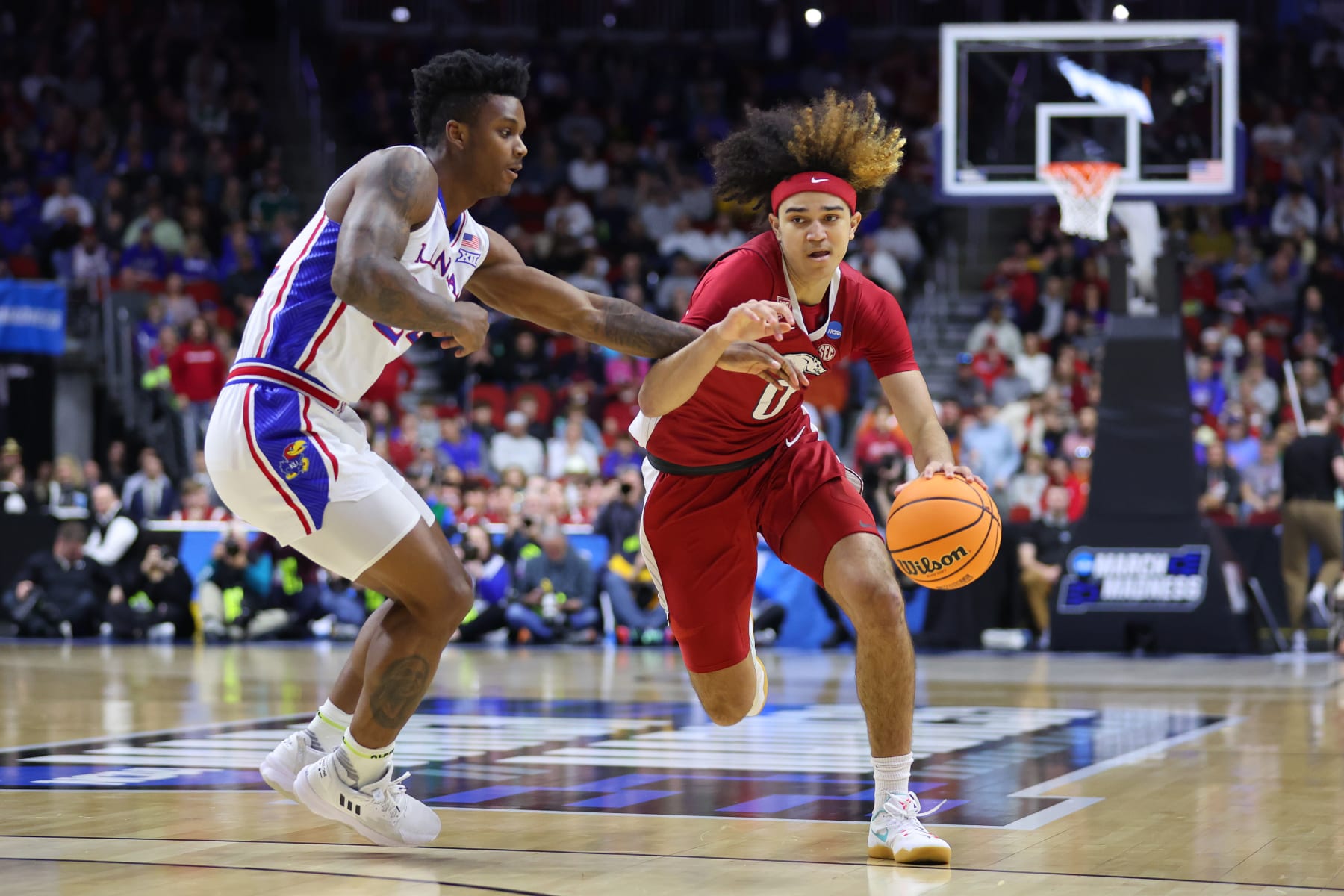 DES MOINES, IOWA - MARCH 18: Anthony Black #0 of the Arkansas Razorbacks drives to the basket against K.J. Adams Jr. #24 of the Kansas Jayhawks during the first half in the second round of the NCAA Men's Basketball Tournament at Wells Fargo Arena on March 18, 2023 in Des Moines, Iowa. (Photo by Michael Reaves/Getty Images)